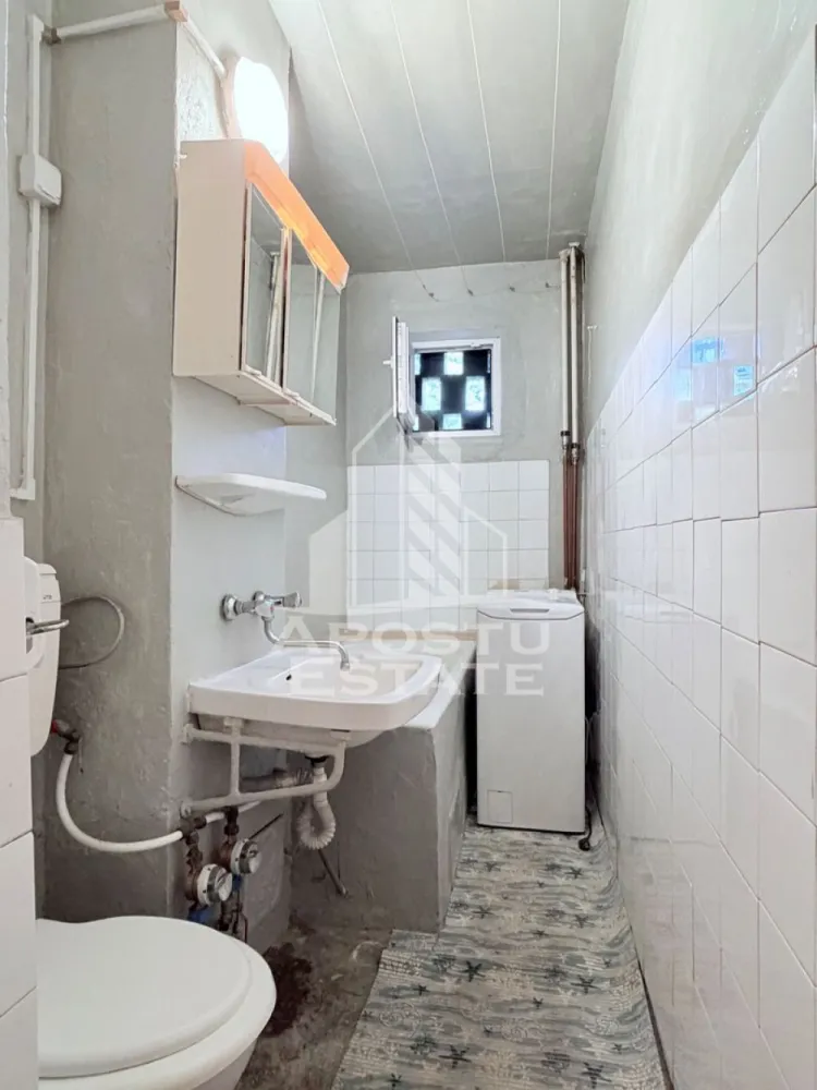 Apartament de vanzare cu doua camere parter Piata Doin Calea Sagului - APOSTU ESTATE va propune spre vanzare un apartament cu 2 camere la parterul unui bloc reabilitat termic, in Piata Doina, Calea Sagului.

Zona este foarte cautata in special de familiile in cautare de liniste dar si de iubitorii de shopping in urma dezvoltarii continue din ultimii ani.
Shopping City Metro Real Jisk ofera in acelasi timp si locuri de munca stabile.

O multitudine de mijloacele de transport in comun ofera o legatura rapida cu toate punctele cheie din Timisoara:
-Expres 1 catre Gara de Nord Iulius Town si Calea Aradului;
-cu Expres 7 se ajunge foarte usor la Universitatea de Vest Facultatea de Medicina Complexul Studentesc;
-tramvaiul 7 si 9 (catre Spitalul Judetean si Calea Buziasului);
-autobuzul 33 circula la fiecare cateva minute pana in centrul orasului.

Cu masina se poate ajunge usor la Calea Sagului sau la artera Liviu Rebreanu.

-Shopping City la cateva minute de mers pe jos;
-Profi Kaufland Mega Image Carrefour Unicarm;
-Piata Doina la 3 minute pe jos;
-parc pentru copii gradinita numarul 29 si scoala generala numarul 2 in spatele blocului.
Scoala generala numarul 13 se afla la 4 minute de mers pe jos.

Blocul a fost izolat termic si este fara mansarda, cu acoperis.

Compartimentare:
-hol de acces;
-bucatarie;
-baie cu geam;
-doua camere.

Apartamentul se vinde asa cum este prezentat in poze. 

Va invitam la o vizionare chiar astazi!