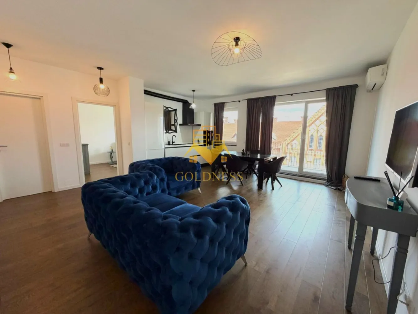 2 camere, Premium, Parcare subterana, Central, Record Park, The Office - GOLDNESS Imobiliare vă propune spre închiriere un apartament cu 2 camere complet mobilat și utilat PREMIUM, la etajul 5 într-un imobil de 6 etaje, în Zona Centrala.
Dispune de loc de parcare subteran.
Se află în apropierea stațiilor de transport în comun, magazine, restaurante, spații verzi, farmacii, etc. 

Apartamentul este compartimentat astfel:
 - dormitor cu pat matrimonial, comoda, noptiere
 - living cu bucatarie open space complet utilată și mobilată, canapea extensibilă, loc de servit masa, dressing
 - baie cu cada, calorifer port prosop și dulap pentru depozitare.
 - terasa de 10 mp

Imobilul este dotat cu toate cele necesare- centrală proprie cu incalzire prin pardoseala, aer conditionat, smartTV, frigider, hotă, mașină de spălat haine, masina de spalat vase, plita pe inductie, etc. 

Dacă sunteți interesați de acest apartament și doriți să îl vizionați, dar și pentru alte oferte nu ezitați să ne contactați telefonic sau prin e-mail. Vă stăm la dispoziție!

Pentru intermediere se percepe un comision de 50% din prețul chiriei!