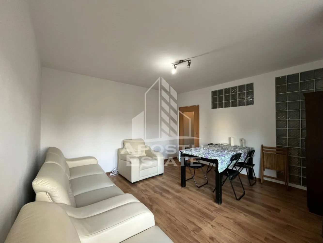 Apartament cu 2 camere, decomandat, situat in zona Soarelui - APOSTU ESTATE va propune spre vanzare un apartament cu 2 camere, decomandat, situat in Soarelui.
Apartamentul este amplasat la parter inalt intr-un imobil cu 3 etaje si lift. 
Confortul termic se realizeaza prin intermediul centralei proprii pe gaz .
 
Cu o suprafata utila de 45mp + 6 mp balcon , este compartimentat astfel: 

- Bucatarie deschisa
- Dormitor
- Living cu balcon deschis
- Baie cu cada

Apartamentul se vinde mobilat si utilat, precum este prezentat in poze+ o boxa pentru depozitare la subsolul blocului de 3 mp.
Va asteptam cu drag la o vizionare!