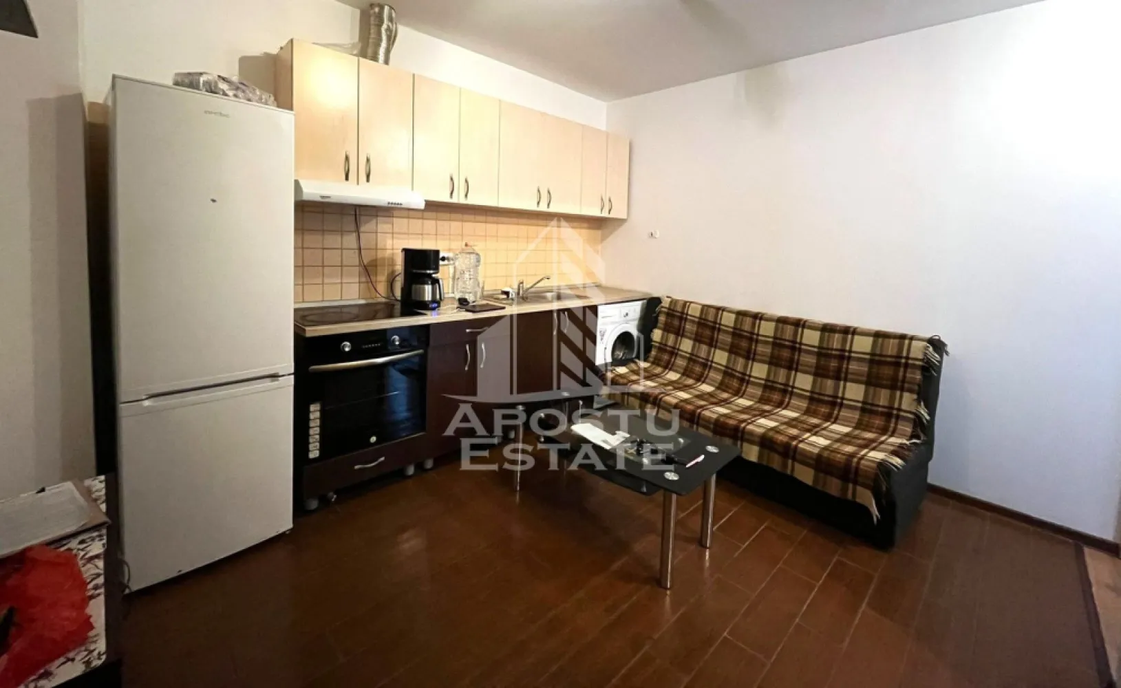 Apartament cu 2 camere, decomandat, situat in zona Soarelui - APOSTU ESTATE va propune spre vanzare un apartament cu 2 camere, decomandat, situat in Soarelui.
Apartamentul este amplasat la parter inalt intr-un imobil cu 3 etaje si lift. 
Confortul termic se realizeaza prin intermediul centralei proprii pe gaz .
 
Cu o suprafata utila de 45mp + 6 mp balcon , este compartimentat astfel: 

- Bucatarie deschisa
- Dormitor
- Living cu balcon deschis
- Baie cu cada

Apartamentul se vinde mobilat si utilat, precum este prezentat in poze+ o boxa pentru depozitare la subsolul blocului de 3 mp.
Va asteptam cu drag la o vizionare!