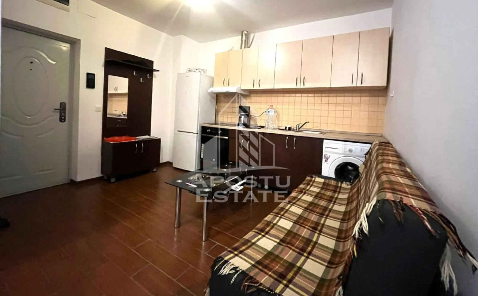Apartament cu 2 camere, decomandat, situat in zona Soarelui - APOSTU ESTATE va propune spre vanzare un apartament cu 2 camere, decomandat, situat in Soarelui.
Apartamentul este amplasat la parter inalt intr-un imobil cu 3 etaje si lift. 
Confortul termic se realizeaza prin intermediul centralei proprii pe gaz .
 
Cu o suprafata utila de 45mp + 6 mp balcon , este compartimentat astfel: 

- Bucatarie deschisa
- Dormitor
- Living cu balcon deschis
- Baie cu cada

Apartamentul se vinde mobilat si utilat, precum este prezentat in poze+ o boxa pentru depozitare la subsolul blocului de 3 mp.
Va asteptam cu drag la o vizionare!