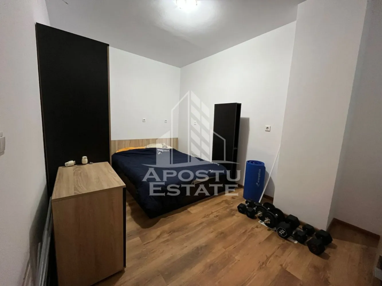 Apartament cu 2 camere, decomandat, situat in zona Soarelui - APOSTU ESTATE va propune spre vanzare un apartament cu 2 camere, decomandat, situat in Soarelui.
Apartamentul este amplasat la parter inalt intr-un imobil cu 3 etaje si lift. 
Confortul termic se realizeaza prin intermediul centralei proprii pe gaz .
 
Cu o suprafata utila de 45mp + 6 mp balcon , este compartimentat astfel: 

- Bucatarie deschisa
- Dormitor
- Living cu balcon deschis
- Baie cu cada

Apartamentul se vinde mobilat si utilat, precum este prezentat in poze+ o boxa pentru depozitare la subsolul blocului de 3 mp.
Va asteptam cu drag la o vizionare!