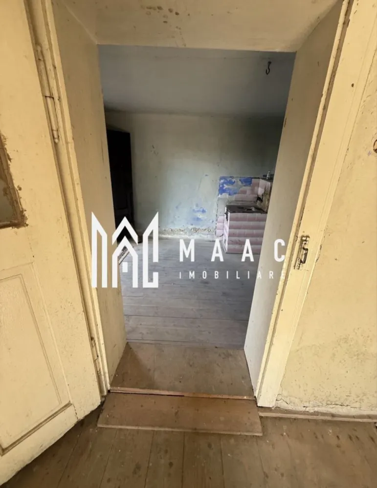 Casă de renovat I teren 1400 mp I Livadă I Central Săcel - Proprietate situată în centrul satului Săcel, amplasată într-o zonă liniștită, cu acces rapid către magazine, școală și biserică. 

Imobilul este compus din:
- Casă veche, ce necesită renovare, potrivită pentru un proiect personalizat.
- Livadă de meri, un teren generos de 1.400 mp.
- Utilități disponibile pe proprietate: branșamente noi la curent electric, apă și canalizare.

Proprietatea oferă potențial atât pentru renovarea construcției existente, cât și pentru edificarea unei case de vacanță sau locuințe permanente. Terenul permite, de asemenea, dezvoltarea unei mici gospodării sau a unei pensiuni rurale.

Pentru informații suplimentare sau programarea unei vizionări, contactați MAAC Imobiliare specificând ID CP2878884.