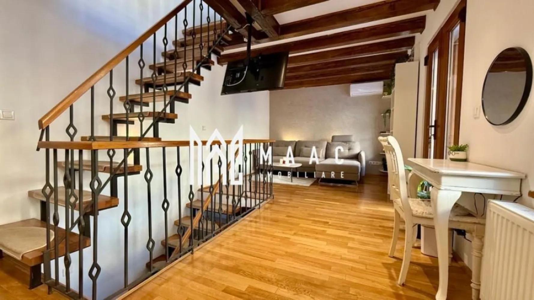 Casă 3 camere I Complet utilată I Curte I Pietonala Bălcescu - MAAC Imobiliare vă propune spre închiriere o proprietate rar întâlnită în centrul istoric al Sibiului: o casă cu curte proprie, amplasată în inima orașului, pe strada Nicolae Bălcescu.

Locuința este dispusă pe 3 niveluri, compartimentată în felul următor:

Parter
- Living, bucătărie, baie de serviciu (WC + chiuvetă)
Etaj
- Cameră multifuncțională (ideală ca birou sau zonă de relaxare)
Mansardă
- Dormitor, baie cu duș

 Avantaje ale proprietății:
- Mobilată și utilată,
- Curte proprie
- Localizare ultracentrală
- Acces rapid la restaurante, cafenele, magazine și obiective turistice

Pentru detalii suplimentare și programarea unei vizionări, vă invităm să ne contactati specificând ID CP2884650.
