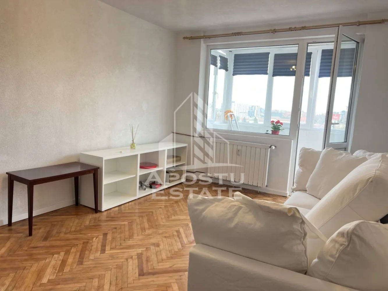 Apartament cu 2 camere, balcon, zona Garii - Agentia Imobiliara APOSTU ESTATE va ofera spre inchiriere un apartament cu 2 camere, situat in zona Garii.

Acest apartament cu o suprafata de 50 mp dispune de urmatoarele facilitati:
- Bucatarie spatioasa, complet utilata, cu loc de luat masa;
- Hol de acces;
- Sufragerie luminoasa;
- Dormitor mobilat cu pat matrimonial;
- Baie dotata cu cada;
-Clima.

Confortul termic este asigurat de centrala proprie pe gaz. Apartamentul se bucura de o pozitionare privilegiata, oferind acces rapid la diverse puncte de interes din zona:
- Centru orasului la 10 minute distanta;
-Supermarketuri;
-Benzinarie.

Va invitam cu drag sa programati o vizionare pentru a aprecia personal toate facilitatile si avantajele acestui apartament.
Disponibil de la finalul lunii iunie.

ID intern: CP2464977!