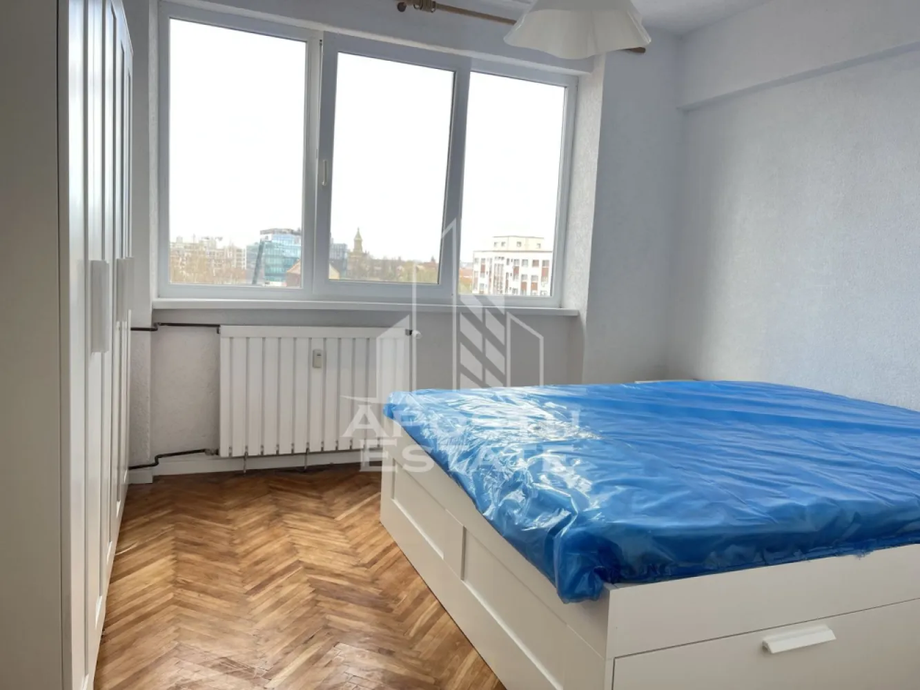Apartament cu 2 camere, balcon, zona Garii - Agentia Imobiliara APOSTU ESTATE va ofera spre inchiriere un apartament cu 2 camere, situat in zona Garii.

Acest apartament cu o suprafata de 50 mp dispune de urmatoarele facilitati:
- Bucatarie spatioasa, complet utilata, cu loc de luat masa;
- Hol de acces;
- Sufragerie luminoasa;
- Dormitor mobilat cu pat matrimonial;
- Baie dotata cu cada;
-Clima.

Confortul termic este asigurat de centrala proprie pe gaz. Apartamentul se bucura de o pozitionare privilegiata, oferind acces rapid la diverse puncte de interes din zona:
- Centru orasului la 10 minute distanta;
-Supermarketuri;
-Benzinarie.

Va invitam cu drag sa programati o vizionare pentru a aprecia personal toate facilitatile si avantajele acestui apartament.
Disponibil de la finalul lunii iunie.

ID intern: CP2464977!