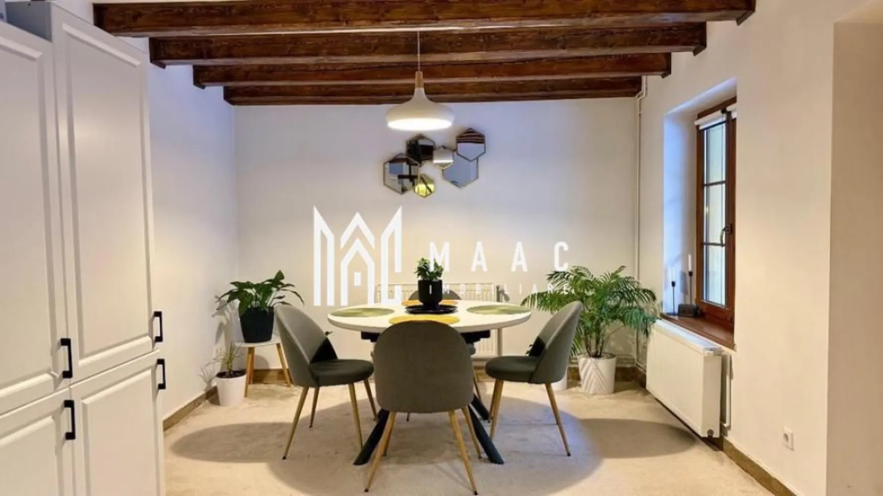 Casă 3 camere I Complet utilată I Curte I Pietonala Bălcescu - MAAC Imobiliare vă propune spre închiriere o proprietate rar întâlnită în centrul istoric al Sibiului: o casă cu curte proprie, amplasată în inima orașului, pe strada Nicolae Bălcescu.

Locuința este dispusă pe 3 niveluri, compartimentată în felul următor:

Parter
- Living, bucătărie, baie de serviciu (WC + chiuvetă)
Etaj
- Cameră multifuncțională (ideală ca birou sau zonă de relaxare)
Mansardă
- Dormitor, baie cu duș

 Avantaje ale proprietății:
- Mobilată și utilată,
- Curte proprie
- Localizare ultracentrală
- Acces rapid la restaurante, cafenele, magazine și obiective turistice

Pentru detalii suplimentare și programarea unei vizionări, vă invităm să ne contactati specificând ID CP2884650.