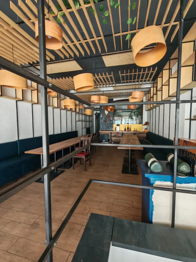 Spațiu ultracentral restaurant/cafenea cu posibilitate terasă - Oportunitate excelentă pentru business-uri din zona HoReCa! RE/MAX Imperia oferă spre închiriere spațiu comercial situat ultracentral, pe strada România Muncitoare, într-o zonă cu trafic pietonal intens și vizibilitate foarte bună. Proprietatea este ideală pentru restaurant, cafenea, wine bar, bistro sau concept premium de food &amp; drinks.Spațiul are o suprafață utilă de 134 mp, este dispus la parter și demisol, beneficiind de vitrină stradală și acces facil pentru clienți. Compartimentarea este practică și permite amenajarea eficientă a zonei de servire, a bucătăriei și a spațiilor auxiliare.Bucătăria este deja amenajată, ceea ce reduce semnificativ investiția inițială și timpul necesar deschiderii activității. În plus, proprietatea dispune de posibilitate de terasă – un avantaj important pentru orice concept HoReCa.Avantaje:- locație ultracentrală- trafic pietonal intens- ideal pentru restaurant / cafenea / bar- parter + demisol- bucătărie amenajată- vitrină stradală- posibilitate de terasă- utilități complete- sistem de alarmă- disponibil imediatSpațiul este potrivit atât pentru branduri consacrate, cât și pentru antreprenori care își doresc o locație premium într-una dintre cele mai bune zone ale orașului.Pentru mai multe detalii și programarea unei vizionări, nu ezitați să ne contactați. Comision 0 la chiriaș!