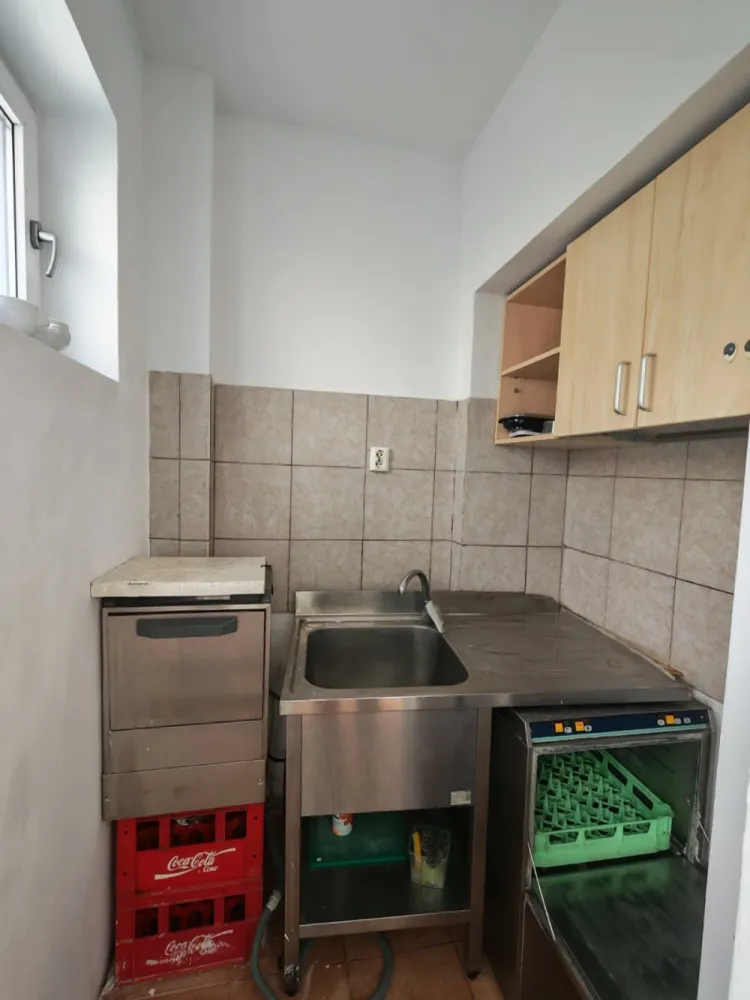 Spațiu ultracentral restaurant/cafenea cu posibilitate terasă - Oportunitate excelentă pentru business-uri din zona HoReCa! RE/MAX Imperia oferă spre închiriere spațiu comercial situat ultracentral, pe strada România Muncitoare, într-o zonă cu trafic pietonal intens și vizibilitate foarte bună. Proprietatea este ideală pentru restaurant, cafenea, wine bar, bistro sau concept premium de food &amp; drinks.Spațiul are o suprafață utilă de 134 mp, este dispus la parter și demisol, beneficiind de vitrină stradală și acces facil pentru clienți. Compartimentarea este practică și permite amenajarea eficientă a zonei de servire, a bucătăriei și a spațiilor auxiliare.Bucătăria este deja amenajată, ceea ce reduce semnificativ investiția inițială și timpul necesar deschiderii activității. În plus, proprietatea dispune de posibilitate de terasă – un avantaj important pentru orice concept HoReCa.Avantaje:- locație ultracentrală- trafic pietonal intens- ideal pentru restaurant / cafenea / bar- parter + demisol- bucătărie amenajată- vitrină stradală- posibilitate de terasă- utilități complete- sistem de alarmă- disponibil imediatSpațiul este potrivit atât pentru branduri consacrate, cât și pentru antreprenori care își doresc o locație premium într-una dintre cele mai bune zone ale orașului.Pentru mai multe detalii și programarea unei vizionări, nu ezitați să ne contactați. Comision 0 la chiriaș!