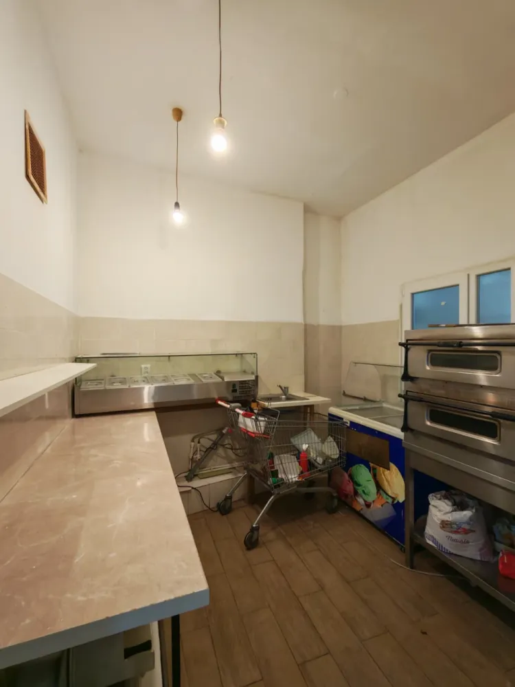 Spațiu ultracentral restaurant/cafenea cu posibilitate terasă - Oportunitate excelentă pentru business-uri din zona HoReCa! RE/MAX Imperia oferă spre închiriere spațiu comercial situat ultracentral, pe strada România Muncitoare, într-o zonă cu trafic pietonal intens și vizibilitate foarte bună. Proprietatea este ideală pentru restaurant, cafenea, wine bar, bistro sau concept premium de food &amp; drinks.Spațiul are o suprafață utilă de 134 mp, este dispus la parter și demisol, beneficiind de vitrină stradală și acces facil pentru clienți. Compartimentarea este practică și permite amenajarea eficientă a zonei de servire, a bucătăriei și a spațiilor auxiliare.Bucătăria este deja amenajată, ceea ce reduce semnificativ investiția inițială și timpul necesar deschiderii activității. În plus, proprietatea dispune de posibilitate de terasă – un avantaj important pentru orice concept HoReCa.Avantaje:- locație ultracentrală- trafic pietonal intens- ideal pentru restaurant / cafenea / bar- parter + demisol- bucătărie amenajată- vitrină stradală- posibilitate de terasă- utilități complete- sistem de alarmă- disponibil imediatSpațiul este potrivit atât pentru branduri consacrate, cât și pentru antreprenori care își doresc o locație premium într-una dintre cele mai bune zone ale orașului.Pentru mai multe detalii și programarea unei vizionări, nu ezitați să ne contactați. Comision 0 la chiriaș!