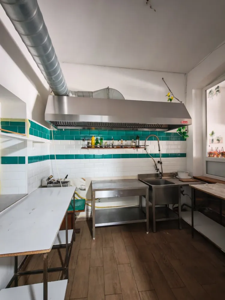 Spațiu ultracentral restaurant/cafenea cu posibilitate terasă - Oportunitate excelentă pentru business-uri din zona HoReCa! RE/MAX Imperia oferă spre închiriere spațiu comercial situat ultracentral, pe strada România Muncitoare, într-o zonă cu trafic pietonal intens și vizibilitate foarte bună. Proprietatea este ideală pentru restaurant, cafenea, wine bar, bistro sau concept premium de food &amp; drinks.Spațiul are o suprafață utilă de 134 mp, este dispus la parter și demisol, beneficiind de vitrină stradală și acces facil pentru clienți. Compartimentarea este practică și permite amenajarea eficientă a zonei de servire, a bucătăriei și a spațiilor auxiliare.Bucătăria este deja amenajată, ceea ce reduce semnificativ investiția inițială și timpul necesar deschiderii activității. În plus, proprietatea dispune de posibilitate de terasă – un avantaj important pentru orice concept HoReCa.Avantaje:- locație ultracentrală- trafic pietonal intens- ideal pentru restaurant / cafenea / bar- parter + demisol- bucătărie amenajată- vitrină stradală- posibilitate de terasă- utilități complete- sistem de alarmă- disponibil imediatSpațiul este potrivit atât pentru branduri consacrate, cât și pentru antreprenori care își doresc o locație premium într-una dintre cele mai bune zone ale orașului.Pentru mai multe detalii și programarea unei vizionări, nu ezitați să ne contactați. Comision 0 la chiriaș!