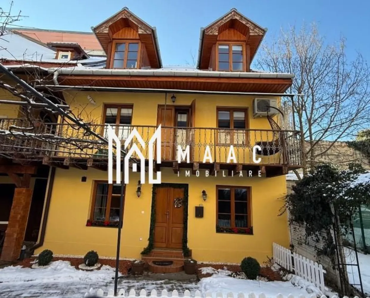 Casă 3 camere I Complet utilată I Curte I Pietonala Bălcescu - MAAC Imobiliare vă propune spre închiriere o proprietate rar întâlnită în centrul istoric al Sibiului: o casă cu curte proprie, amplasată în inima orașului, pe strada Nicolae Bălcescu.

Locuința este dispusă pe 3 niveluri, compartimentată în felul următor:

Parter
- Living, bucătărie, baie de serviciu (WC + chiuvetă)
Etaj
- Cameră multifuncțională (ideală ca birou sau zonă de relaxare)
Mansardă
- Dormitor, baie cu duș

 Avantaje ale proprietății:
- Mobilată și utilată,
- Curte proprie
- Localizare ultracentrală
- Acces rapid la restaurante, cafenele, magazine și obiective turistice

Pentru detalii suplimentare și programarea unei vizionări, vă invităm să ne contactati specificând ID CP2884650.
