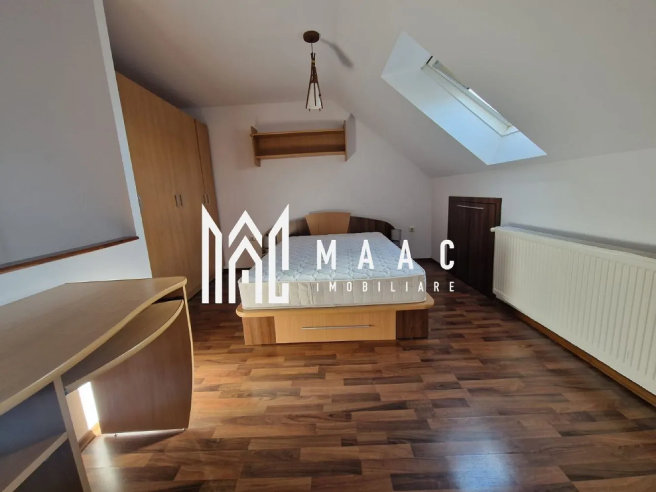 Apartament 2 camere | 49 mpu | Centru | - MAAC Imobiliare vă propune spre vânzare un apartament modern cu 2 camere, situat ultracentral, în zona Regina Maria din Râmnicu Vâlcea, o locație excelentă pentru cei care își doresc acces rapid către toate punctele importante ale orașului. Proprietatea este amplasată la etajul 4 și etajul 5, oferind confort și funcționalitate într-o zonă foarte căutată.
Apartamentul se vinde complet mobilat și utilat, fiind pregătit pentru mutare imediată sau pentru investiție.
Caracteristici:
Apartament cu 2 camere
Situat în zona centrală – Regina Maria
Etaj 4 + etaj 5
Complet mobilat și utilat
Compartimentare modernă și practică
Ideal pentru locuit sau investiție
Spații bine optimizate
Compartimentare:
Living open-space
Bucătărie open-space
Dormitor
Baie
Dotări:
Mobilier inclus
Electrocasnice incluse
Finisaje moderne
Spații luminoase
Locuință pregătită pentru mutare imediată
Avantaje:
Poziționare ultracentrală
Acces rapid către magazine, restaurante și cafenele
Aproape de școli, farmacii și instituții
Mijloace de transport în apropiere
Ideal pentru cuplu, locuit sau investiție
Zonă apreciată și foarte bine conectată
Pentru mai multe informații și programarea unei vizionări, echipa MAAC Imobiliare vă stă la dispoziție.ID 3120288