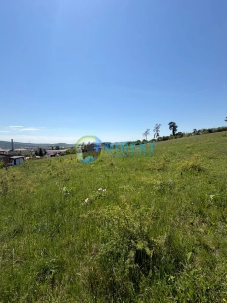 Teren intravilan , zona Drumul Tarpiului . - Agentia Direkt Imobiliare propune spre vanzare parcele de teren in suprafete de 550 mp , situate in zona Logos -Drumul Tarpiului , intr – o zona linistita si in plina dezvoltare .

Acces facil din drumul principal , asfaltat , utilitati la marginea terenului , ideal pentru constructie casa , panorama frumoasa si aerisita .