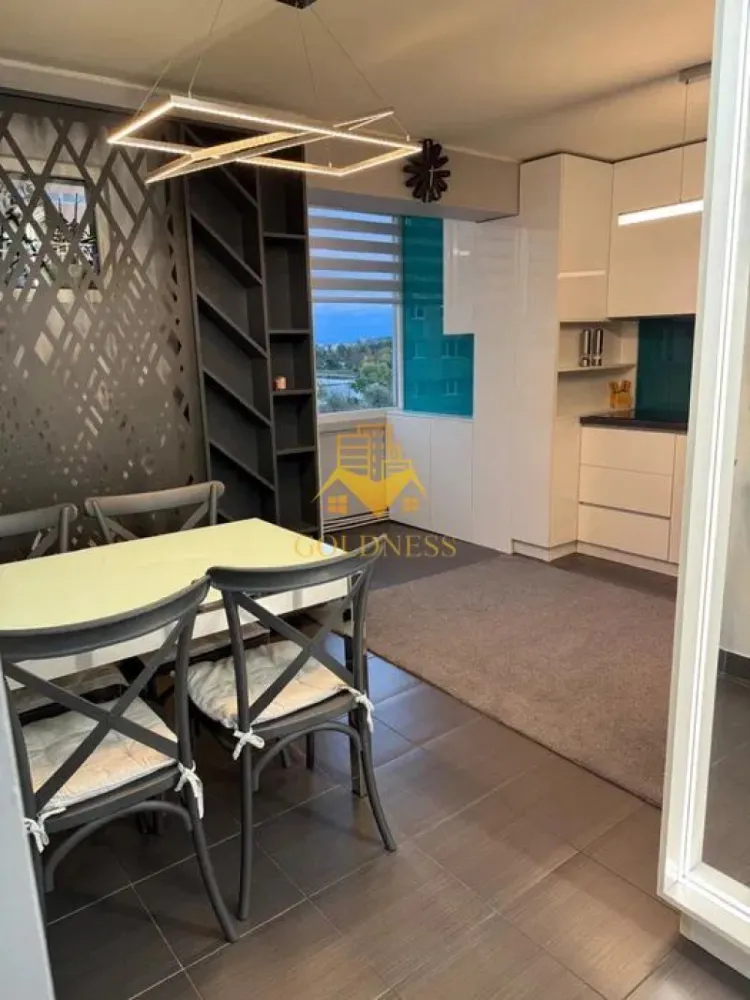 3 Camere Openspace, Parcare, Grigorescu, Fantanele,Somes,Petfriendly - GOLDNESS Imobiliare vă propune spre închiriere un apartament cu 3 camere complet mobilat și utilat, la etajul 5 într-un imobil de etaje 10 in Cartierul Grigorescu!
Parcare inclusa!
Se află în apropierea stațiilor de transport în comun, magazine, restaurante, spații verzi, farmacii, etc. 

Apartamentul este compartimentat astfel:
 - dormitor cu pat matrimonial, dressing, noptiere, AC
 - dormitor cu pat single, dressing, noptiere
 - living cu canapea extensibilă, loc de servit masa, AC
 - bucatarie complet utilată și mobilată,
 - baie cu calorifer port prosop și dulap pentru depozitare.
 - 2 balcoane inchise.

Imobilul este dotat cu toate cele necesare- centrală proprie, frigider, aragaz, hotă, mașină de spălat haine, etc. 

Dacă sunteți interesați de acest apartament și doriți să îl vizionați, dar și pentru alte oferte nu ezitați să ne contactați telefonic sau prin e-mail. Vă stăm la dispoziție!
Pentru intermediere se percepe un comision de 50% din prețul chiriei!