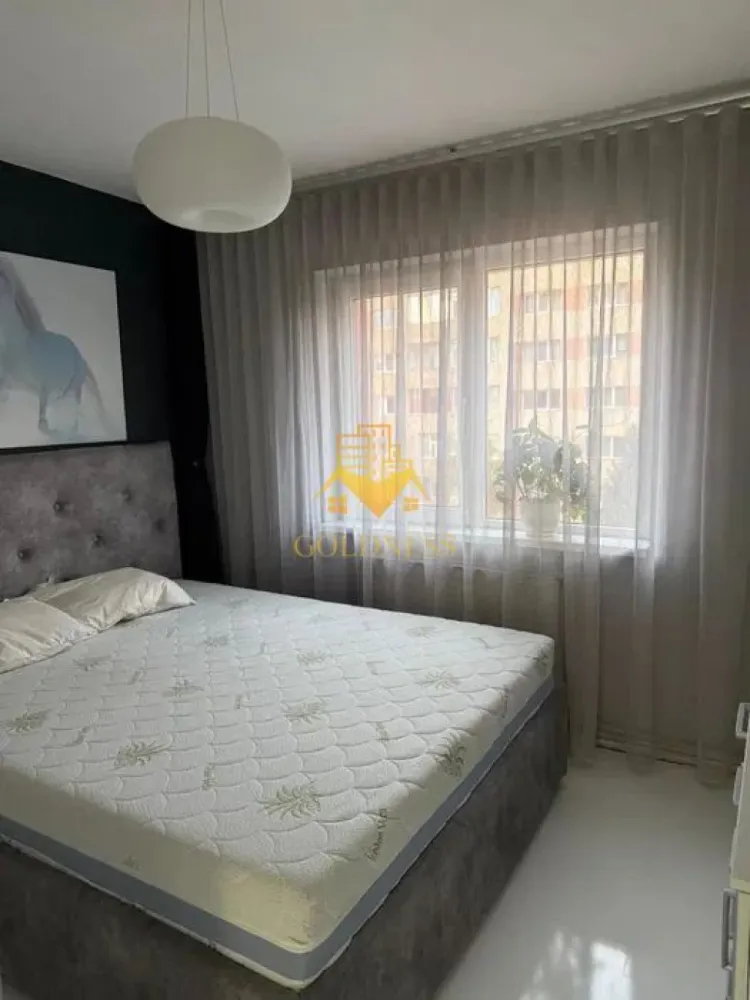 3 Camere Openspace, Parcare, Grigorescu, Fantanele,Somes,Petfriendly - GOLDNESS Imobiliare vă propune spre închiriere un apartament cu 3 camere complet mobilat și utilat, la etajul 5 într-un imobil de etaje 10 in Cartierul Grigorescu!
Parcare inclusa!
Se află în apropierea stațiilor de transport în comun, magazine, restaurante, spații verzi, farmacii, etc. 

Apartamentul este compartimentat astfel:
 - dormitor cu pat matrimonial, dressing, noptiere, AC
 - dormitor cu pat single, dressing, noptiere
 - living cu canapea extensibilă, loc de servit masa, AC
 - bucatarie complet utilată și mobilată,
 - baie cu calorifer port prosop și dulap pentru depozitare.
 - 2 balcoane inchise.

Imobilul este dotat cu toate cele necesare- centrală proprie, frigider, aragaz, hotă, mașină de spălat haine, etc. 

Dacă sunteți interesați de acest apartament și doriți să îl vizionați, dar și pentru alte oferte nu ezitați să ne contactați telefonic sau prin e-mail. Vă stăm la dispoziție!
Pentru intermediere se percepe un comision de 50% din prețul chiriei!