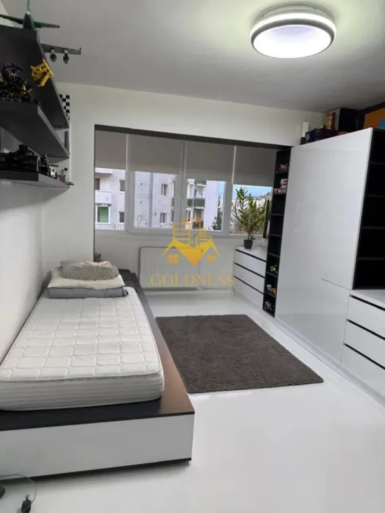 3 Camere Openspace, Parcare, Grigorescu, Fantanele,Somes,Petfriendly - GOLDNESS Imobiliare vă propune spre închiriere un apartament cu 3 camere complet mobilat și utilat, la etajul 5 într-un imobil de etaje 10 in Cartierul Grigorescu!
Parcare inclusa!
Se află în apropierea stațiilor de transport în comun, magazine, restaurante, spații verzi, farmacii, etc. 

Apartamentul este compartimentat astfel:
 - dormitor cu pat matrimonial, dressing, noptiere, AC
 - dormitor cu pat single, dressing, noptiere
 - living cu canapea extensibilă, loc de servit masa, AC
 - bucatarie complet utilată și mobilată,
 - baie cu calorifer port prosop și dulap pentru depozitare.
 - 2 balcoane inchise.

Imobilul este dotat cu toate cele necesare- centrală proprie, frigider, aragaz, hotă, mașină de spălat haine, etc. 

Dacă sunteți interesați de acest apartament și doriți să îl vizionați, dar și pentru alte oferte nu ezitați să ne contactați telefonic sau prin e-mail. Vă stăm la dispoziție!
Pentru intermediere se percepe un comision de 50% din prețul chiriei!
