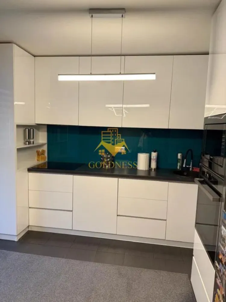 3 Camere Openspace, Parcare, Grigorescu, Fantanele,Somes,Petfriendly - GOLDNESS Imobiliare vă propune spre închiriere un apartament cu 3 camere complet mobilat și utilat, la etajul 5 într-un imobil de etaje 10 in Cartierul Grigorescu!
Parcare inclusa!
Se află în apropierea stațiilor de transport în comun, magazine, restaurante, spații verzi, farmacii, etc. 

Apartamentul este compartimentat astfel:
 - dormitor cu pat matrimonial, dressing, noptiere, AC
 - dormitor cu pat single, dressing, noptiere
 - living cu canapea extensibilă, loc de servit masa, AC
 - bucatarie complet utilată și mobilată,
 - baie cu calorifer port prosop și dulap pentru depozitare.
 - 2 balcoane inchise.

Imobilul este dotat cu toate cele necesare- centrală proprie, frigider, aragaz, hotă, mașină de spălat haine, etc. 

Dacă sunteți interesați de acest apartament și doriți să îl vizionați, dar și pentru alte oferte nu ezitați să ne contactați telefonic sau prin e-mail. Vă stăm la dispoziție!
Pentru intermediere se percepe un comision de 50% din prețul chiriei!