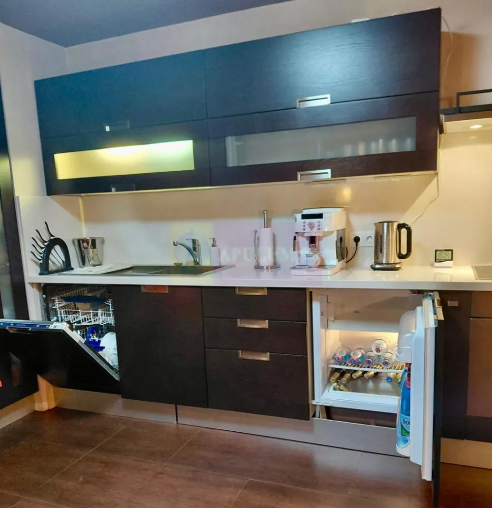 Apartament 4 camere 13 Septembrie- Marriott-Nou pe piata - Compania imobiliara Apulum94 va propune un apartament de 4 camere confort 1 sporit ,decomandat, etajul 1 in zona 13 Septembrie- Hotel Marriott-apartament ce apare rar la vanzare in aceasta zona. Apartamentul are o suprafata utila de 95 mp,o suprafata totala de 100 mp si se vinde complet mobilat si utilat precum este prezentat in pozele din anunt.Amenajarea apartamentului a fost realizata de un arhitect cu materiale de buna calitate.Bucataria este de asemenea mobilata si utilata si are frigider ,masina de spalat vase si racitor incorporatei in mobilier.
 Pentru mai multe detalii sau o eventuala vizionare va rog sa sunati la numarul de telefon 0733683454- Dorin Dinu /Apulum94