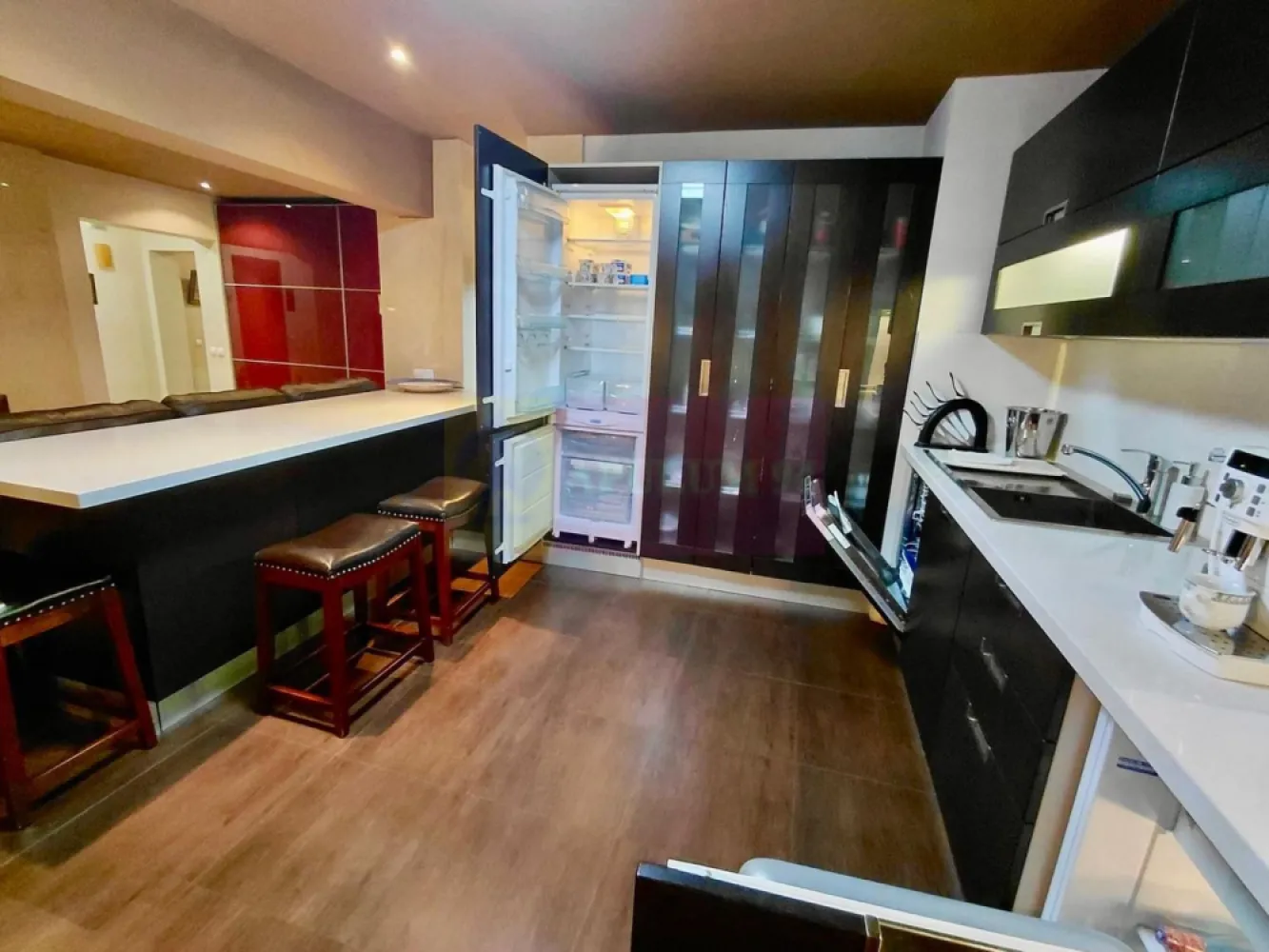 Apartament 4 camere 13 Septembrie- Marriott-Nou pe piata - Compania imobiliara Apulum94 va propune un apartament de 4 camere confort 1 sporit ,decomandat, etajul 1 in zona 13 Septembrie- Hotel Marriott-apartament ce apare rar la vanzare in aceasta zona. Apartamentul are o suprafata utila de 95 mp,o suprafata totala de 100 mp si se vinde complet mobilat si utilat precum este prezentat in pozele din anunt.Amenajarea apartamentului a fost realizata de un arhitect cu materiale de buna calitate.Bucataria este de asemenea mobilata si utilata si are frigider ,masina de spalat vase si racitor incorporatei in mobilier.
 Pentru mai multe detalii sau o eventuala vizionare va rog sa sunati la numarul de telefon 0733683454- Dorin Dinu /Apulum94