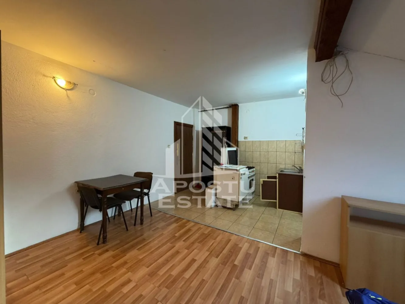 Apartament cu 1 camera, de inchiriat, zona Aradului, Timisoara - Agentia imobiliara APOSTU ESTATE va propune spre inchiriere o garsoniera, spatioasa si luminoasa, situata in zona Aradului, o zona linistita si bine pozitionata din Timisoara, potrivit pentru cupluri sau studenti care isi doresc o locuinta unde sa se simta confortabil si cu acces facil catre scoli, statii de autobuz, supermarketuri, magazine de zona, parcuri.

Suprafata utila: 20 mp
Compartimentare eficienta:
-Hol de acces
-Bucatarie mobilata si utilata
-Dormitor mobilat si utilat
-Baie prevazuta cu cada

Confort si facilitati:
-Incalzirea apartamentului: centrala imobil
-Apartamentul este complet mobilat si utilat de catre proprietar

Localizare:
-Timis,Timisoara, zona Aradului – acces facil spre magazine, supermarketuri, scoli, parcuri si mijloace de transport in comun.

Ideal pentru:
-Cupluri
-Studenti

Disponibilitate: imediata
Pret chirie lunara: 190 euro
Garantie: 190 euro
Programeaza o vizionare pentru a-ti putea imagina viitorul aici!
CP3120703