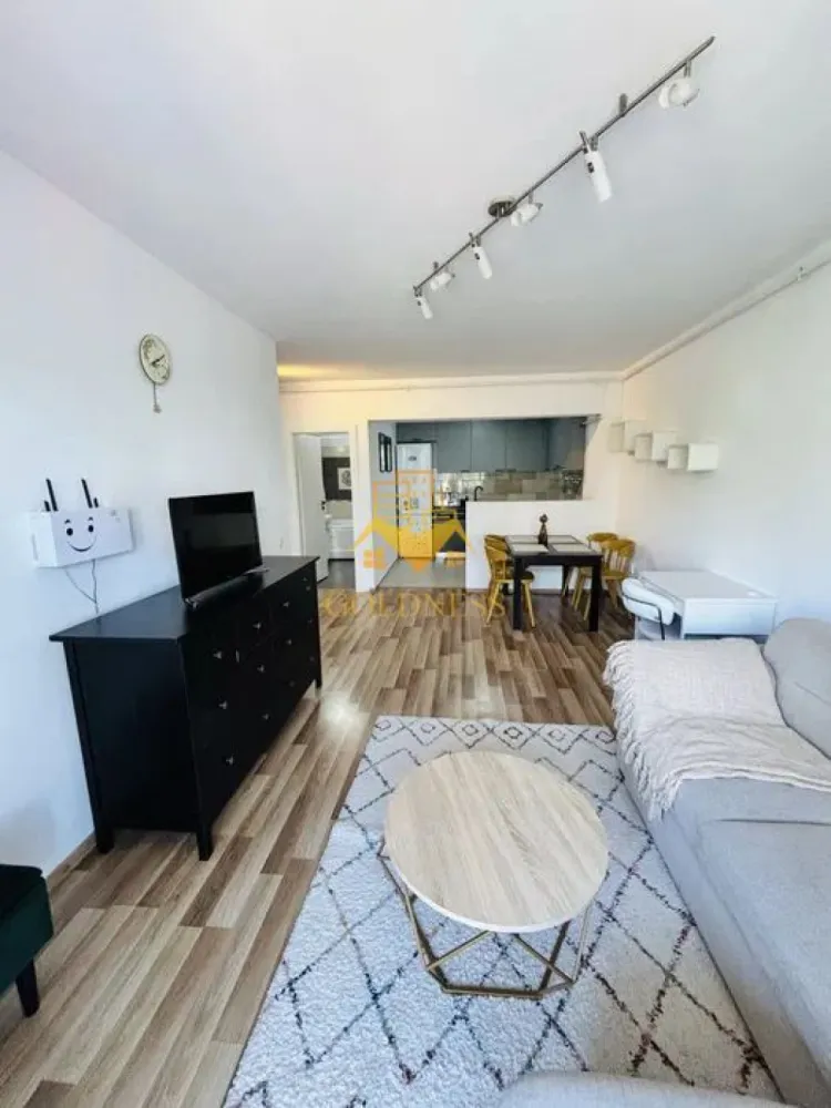 2 camere, modern, bloc nou, Marasti, Junior Residenze Zona Fabricii - GOLDNESS Imobiliare vă propune spre închiriere un apartament cu 2 camere complet mobilat și utilat, la etajul 1 într-un imobil de 5 etaje, în cartierul Marasti. Apartamentul este compartimentat astfel:
 - dormitor cu pat matrimonial, dressing, noptiere
 - living cu bucatarie open-space complet utilată, canapea extensibla, loc de servit masa 
 - baie cu cada pentru dus, calorifer port prosop inox și dulap pentru depozitare.
 - balcon de 11 mp.

Imobilul este dotat cu toate cele necesare- centrală proprie, mașină de spălat haine, frigider, plită electrică, hotă, TV, etc. 
Se află în apropierea stațiilor de transport în comun, magazine, restaurante, spații verzi, farmacii, etc. 
Dispune de loc de parcare exterioara inclusa in pret!

Dacă sunteți interesați de acest apartament și doriți să îl vizionați, dar și pentru alte oferte sau detalii nu ezitați să ne contactați telefonic sau prin e-mail - goldnessimobiliare@gmail.com. Vă stăm la dispoziție!