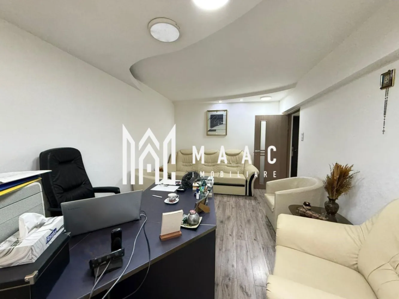 Apartament 2 camere I Decomandat I Parter I Calea Dumbravii - MAAC Imobiliare vă propune spre vânzare un apartament cu 2 camere, situat la parterul unui bloc amplasat pe Calea Dumbrăvii, într-o zonă cu acces facil către puncte de interes urban și mijloace de transport în comun. Locuința este decomandată, luminoasă și versatilă, fiind utilizată anterior pentru activități de birou.

Compartimentarea este practică și funcțională:
-living
-bucătărie
-dormitor
-hol de acces
-baie cu duș și geam pentru aerisire

Apartamentul beneficiază de încălzire prin centrală termică proprie și calorifere, oferind confort termic pe tot parcursul anului. În spatele blocului sunt amenajate spații pentru parcare.

Proprietatea poate fi utilizată atât ca locuință, cât și ca spațiu pentru activități de birou, datorită poziționării și compartimentării eficiente. Pentru închiriere în scop rezidențial, există posibilitatea completării mobilierului, la cerere.

Condiții:
-nu sunt acceptate animale de companie
-închiriere pe termen minim de 12 luni
-contract pe persoană fizică
-garanție echivalentă cu o lună de chirie

Zona oferă acces rapid către centre comerciale, instituții bancare, unități de învățământ și servicii medicale, fiind bine conectată la rețeaua de transport public.

Pentru mai multe detalii, vă rugăm să menționați telefonic că ați văzut anunțul cu CP2885712