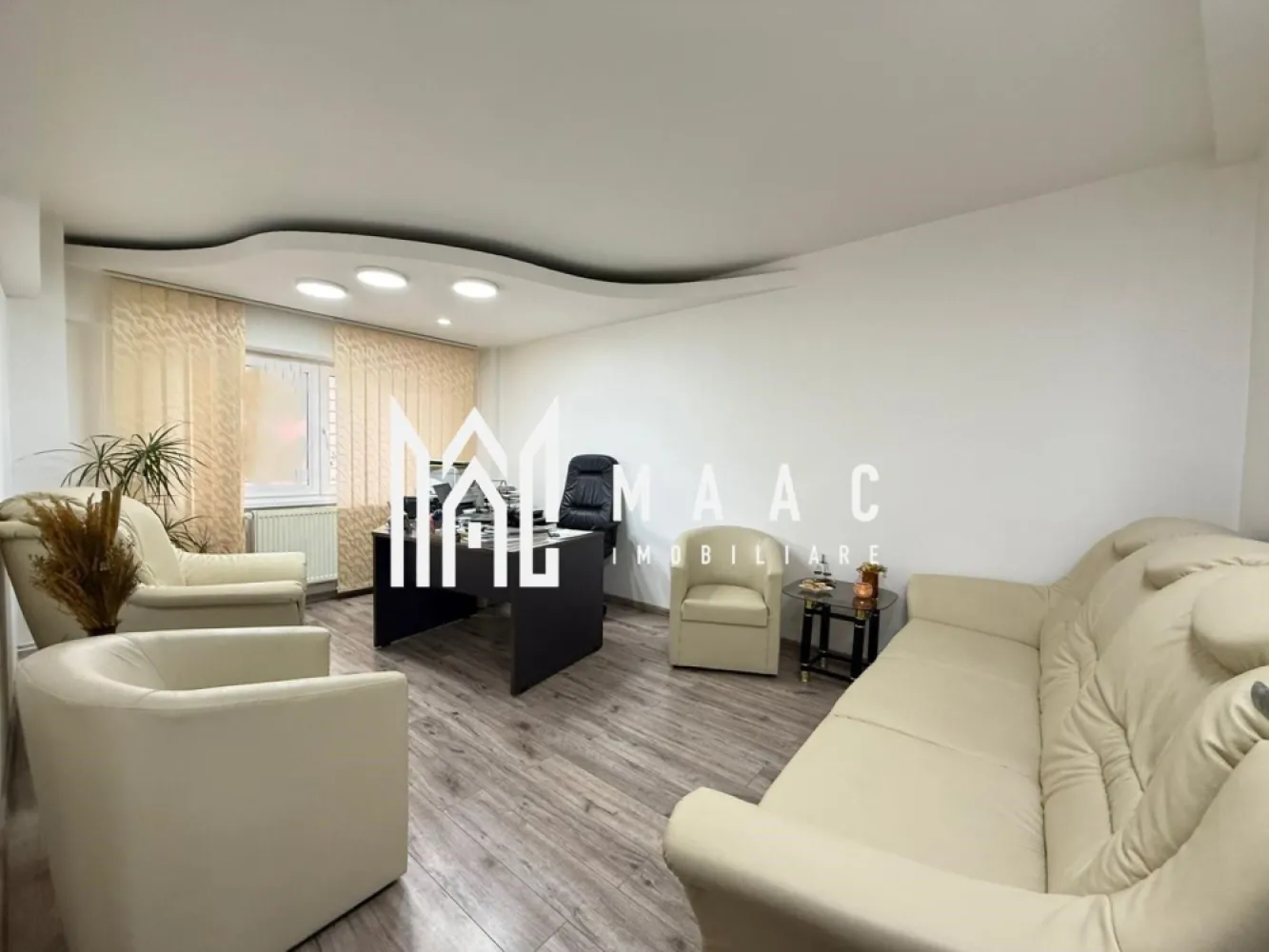 Apartament 2 camere I Decomandat I Parter I Calea Dumbravii - MAAC Imobiliare vă propune spre vânzare un apartament cu 2 camere, situat la parterul unui bloc amplasat pe Calea Dumbrăvii, într-o zonă cu acces facil către puncte de interes urban și mijloace de transport în comun. Locuința este decomandată, luminoasă și versatilă, fiind utilizată anterior pentru activități de birou.

Compartimentarea este practică și funcțională:
-living
-bucătărie
-dormitor
-hol de acces
-baie cu duș și geam pentru aerisire

Apartamentul beneficiază de încălzire prin centrală termică proprie și calorifere, oferind confort termic pe tot parcursul anului. În spatele blocului sunt amenajate spații pentru parcare.

Proprietatea poate fi utilizată atât ca locuință, cât și ca spațiu pentru activități de birou, datorită poziționării și compartimentării eficiente. Pentru închiriere în scop rezidențial, există posibilitatea completării mobilierului, la cerere.

Condiții:
-nu sunt acceptate animale de companie
-închiriere pe termen minim de 12 luni
-contract pe persoană fizică
-garanție echivalentă cu o lună de chirie

Zona oferă acces rapid către centre comerciale, instituții bancare, unități de învățământ și servicii medicale, fiind bine conectată la rețeaua de transport public.

Pentru mai multe detalii, vă rugăm să menționați telefonic că ați văzut anunțul cu CP2885712