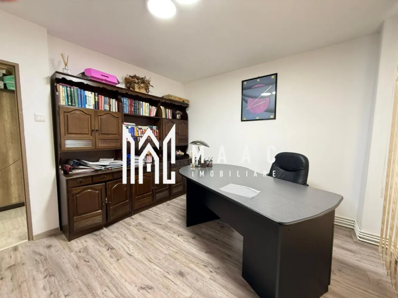 Apartament 2 camere I Decomandat I Parter I Calea Dumbravii - MAAC Imobiliare vă propune spre vânzare un apartament cu 2 camere, situat la parterul unui bloc amplasat pe Calea Dumbrăvii, într-o zonă cu acces facil către puncte de interes urban și mijloace de transport în comun. Locuința este decomandată, luminoasă și versatilă, fiind utilizată anterior pentru activități de birou.

Compartimentarea este practică și funcțională:
-living
-bucătărie
-dormitor
-hol de acces
-baie cu duș și geam pentru aerisire

Apartamentul beneficiază de încălzire prin centrală termică proprie și calorifere, oferind confort termic pe tot parcursul anului. În spatele blocului sunt amenajate spații pentru parcare.

Proprietatea poate fi utilizată atât ca locuință, cât și ca spațiu pentru activități de birou, datorită poziționării și compartimentării eficiente. Pentru închiriere în scop rezidențial, există posibilitatea completării mobilierului, la cerere.

Condiții:
-nu sunt acceptate animale de companie
-închiriere pe termen minim de 12 luni
-contract pe persoană fizică
-garanție echivalentă cu o lună de chirie

Zona oferă acces rapid către centre comerciale, instituții bancare, unități de învățământ și servicii medicale, fiind bine conectată la rețeaua de transport public.

Pentru mai multe detalii, vă rugăm să menționați telefonic că ați văzut anunțul cu CP2885712