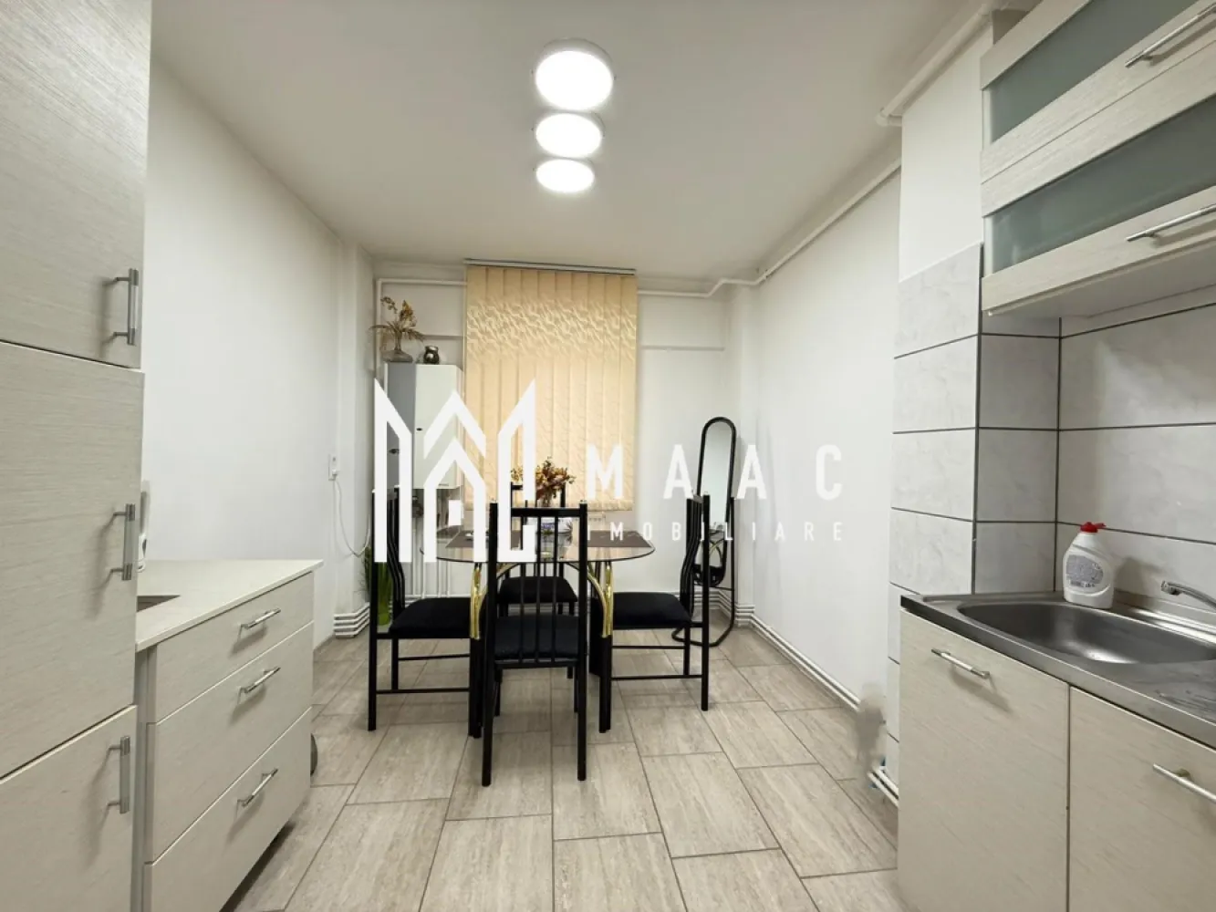 Apartament 2 camere I Decomandat I Parter I Calea Dumbravii - MAAC Imobiliare vă propune spre vânzare un apartament cu 2 camere, situat la parterul unui bloc amplasat pe Calea Dumbrăvii, într-o zonă cu acces facil către puncte de interes urban și mijloace de transport în comun. Locuința este decomandată, luminoasă și versatilă, fiind utilizată anterior pentru activități de birou.

Compartimentarea este practică și funcțională:
-living
-bucătărie
-dormitor
-hol de acces
-baie cu duș și geam pentru aerisire

Apartamentul beneficiază de încălzire prin centrală termică proprie și calorifere, oferind confort termic pe tot parcursul anului. În spatele blocului sunt amenajate spații pentru parcare.

Proprietatea poate fi utilizată atât ca locuință, cât și ca spațiu pentru activități de birou, datorită poziționării și compartimentării eficiente. Pentru închiriere în scop rezidențial, există posibilitatea completării mobilierului, la cerere.

Condiții:
-nu sunt acceptate animale de companie
-închiriere pe termen minim de 12 luni
-contract pe persoană fizică
-garanție echivalentă cu o lună de chirie

Zona oferă acces rapid către centre comerciale, instituții bancare, unități de învățământ și servicii medicale, fiind bine conectată la rețeaua de transport public.

Pentru mai multe detalii, vă rugăm să menționați telefonic că ați văzut anunțul cu CP2885712