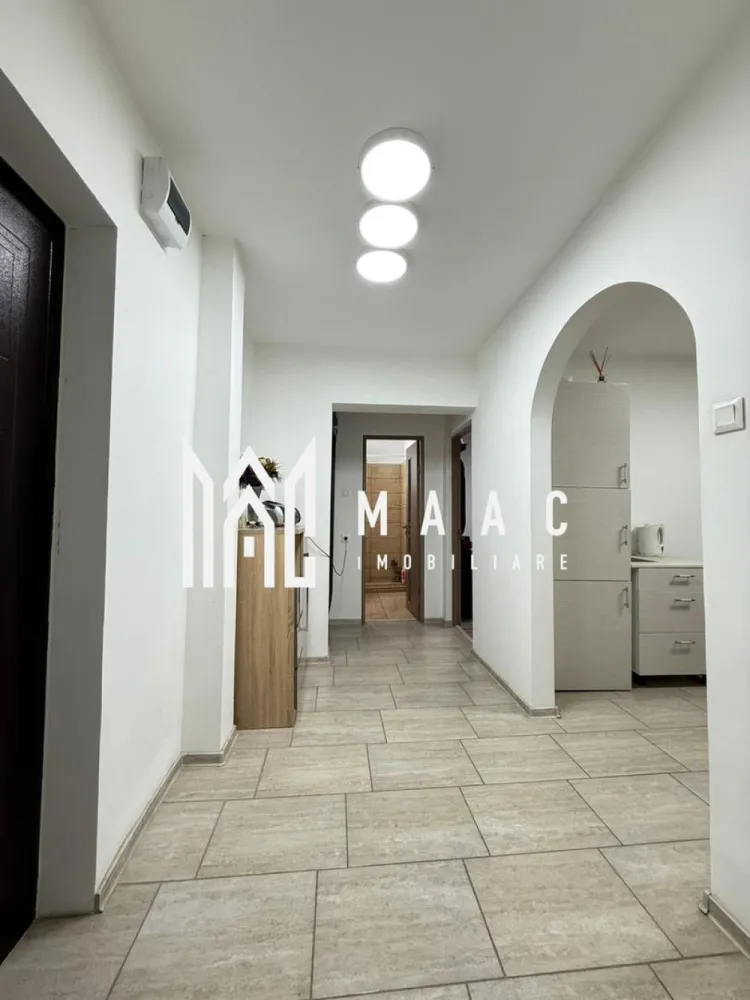 Apartament 2 camere I Decomandat I Parter I Calea Dumbravii - MAAC Imobiliare vă propune spre vânzare un apartament cu 2 camere, situat la parterul unui bloc amplasat pe Calea Dumbrăvii, într-o zonă cu acces facil către puncte de interes urban și mijloace de transport în comun. Locuința este decomandată, luminoasă și versatilă, fiind utilizată anterior pentru activități de birou.

Compartimentarea este practică și funcțională:
-living
-bucătărie
-dormitor
-hol de acces
-baie cu duș și geam pentru aerisire

Apartamentul beneficiază de încălzire prin centrală termică proprie și calorifere, oferind confort termic pe tot parcursul anului. În spatele blocului sunt amenajate spații pentru parcare.

Proprietatea poate fi utilizată atât ca locuință, cât și ca spațiu pentru activități de birou, datorită poziționării și compartimentării eficiente. Pentru închiriere în scop rezidențial, există posibilitatea completării mobilierului, la cerere.

Condiții:
-nu sunt acceptate animale de companie
-închiriere pe termen minim de 12 luni
-contract pe persoană fizică
-garanție echivalentă cu o lună de chirie

Zona oferă acces rapid către centre comerciale, instituții bancare, unități de învățământ și servicii medicale, fiind bine conectată la rețeaua de transport public.

Pentru mai multe detalii, vă rugăm să menționați telefonic că ați văzut anunțul cu CP2885712