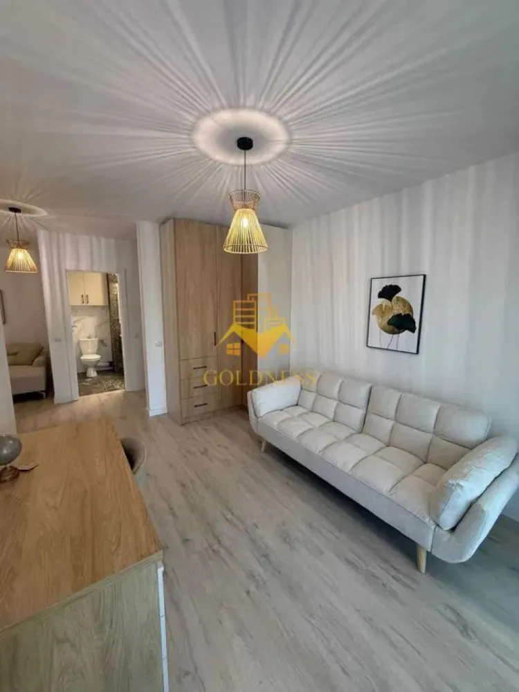 3 Camere Openspace, Modern, Parcare, Prima inchiriere, Lidl, UMF,USAMV - GOLDNESS Imobiliare vă propune spre închiriere un apartament cu 3 camere complet mobilat și utilat, la etajul 3 într-un imobil de 10 etaje, în Cartierul Zorilor .
Parcare subterana inclusa!
Se află în apropierea stațiilor de transport în comun, magazine, restaurante, spații verzi, farmacii, etc. 

Apartamentul este compartimentat astfel:
 - dormitor cu pat matrimonial, dressing, noptiere
 - dormitor destinat pentru birou
 - living cu bucatarie open space complet utilată și mobilată, canapea extensibilă, loc de servit masa, TV
 - baie cu cada calorifer port prosop și dulap pentru depozitare.
 - balcon 15 mp.

Imobilul este dotat cu toate cele necesare- centrală proprie, frigider, aragaz, hotă, mașină de spălat haine, etc. 

Dacă sunteți interesați de acest apartament și doriți să îl vizionați, dar și pentru alte oferte nu ezitați să ne contactați telefonic sau prin e-mail. Vă stăm la dispoziție!
Pentru intermediere se percepe un comision de 50% din prețul chiriei!