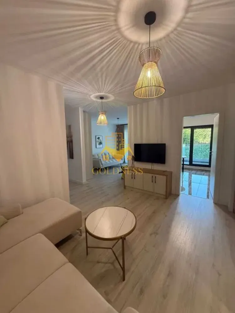 3 Camere Openspace, Modern, Parcare, Prima inchiriere, Lidl, UMF,USAMV - GOLDNESS Imobiliare vă propune spre închiriere un apartament cu 3 camere complet mobilat și utilat, la etajul 3 într-un imobil de 10 etaje, în Cartierul Zorilor .
Parcare subterana inclusa!
Se află în apropierea stațiilor de transport în comun, magazine, restaurante, spații verzi, farmacii, etc. 

Apartamentul este compartimentat astfel:
 - dormitor cu pat matrimonial, dressing, noptiere
 - dormitor destinat pentru birou
 - living cu bucatarie open space complet utilată și mobilată, canapea extensibilă, loc de servit masa, TV
 - baie cu cada calorifer port prosop și dulap pentru depozitare.
 - balcon 15 mp.

Imobilul este dotat cu toate cele necesare- centrală proprie, frigider, aragaz, hotă, mașină de spălat haine, etc. 

Dacă sunteți interesați de acest apartament și doriți să îl vizionați, dar și pentru alte oferte nu ezitați să ne contactați telefonic sau prin e-mail. Vă stăm la dispoziție!
Pentru intermediere se percepe un comision de 50% din prețul chiriei!