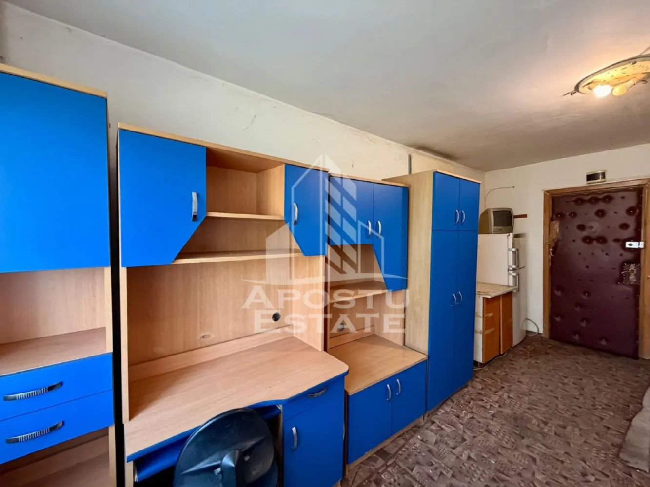 Apartament cu 1 camera de inchiriat, zona Aradului, Timisoara - Agentia imobiliara APOSTU ESTATE va propune spre inchiriere un apartament cu 1 camera, situat in zona Aradului, intr-o zona linistita si bine pozitionata din Timisoara, potrivit pentru cupluri sau persoane singure care isi doresc o locuinta unde sa se simta confortabil si cu acces facil catre scoli, facultati, statii de autobuz si magazine.

Suprafata utila: 18 mp
Compartimentare eficienta:
- Hol de acces
- Bucatarie mobilata
- Baie prevazuta cu cabina de dus si ventilatie artificiala
- Camera cu canapea extensibila

Confort si facilitati:
- Incalzire apartament: ventiloconvectoare
- Pet friendly
- Apartamentul este complet mobilat si utilat de catre proprietar

Localizare: Zona Aradului, in apropiere de magazinul Lidl, Facultatea de Agronomie si mijloace de transport in comun

Ideal pentru:
- Cupluri
- Studenti
- Persoane singure

Pret chirie: 160€
Programeaza o vizionare pentru a-ti putea imagina viitorul aici!
ID intern: CP2689527