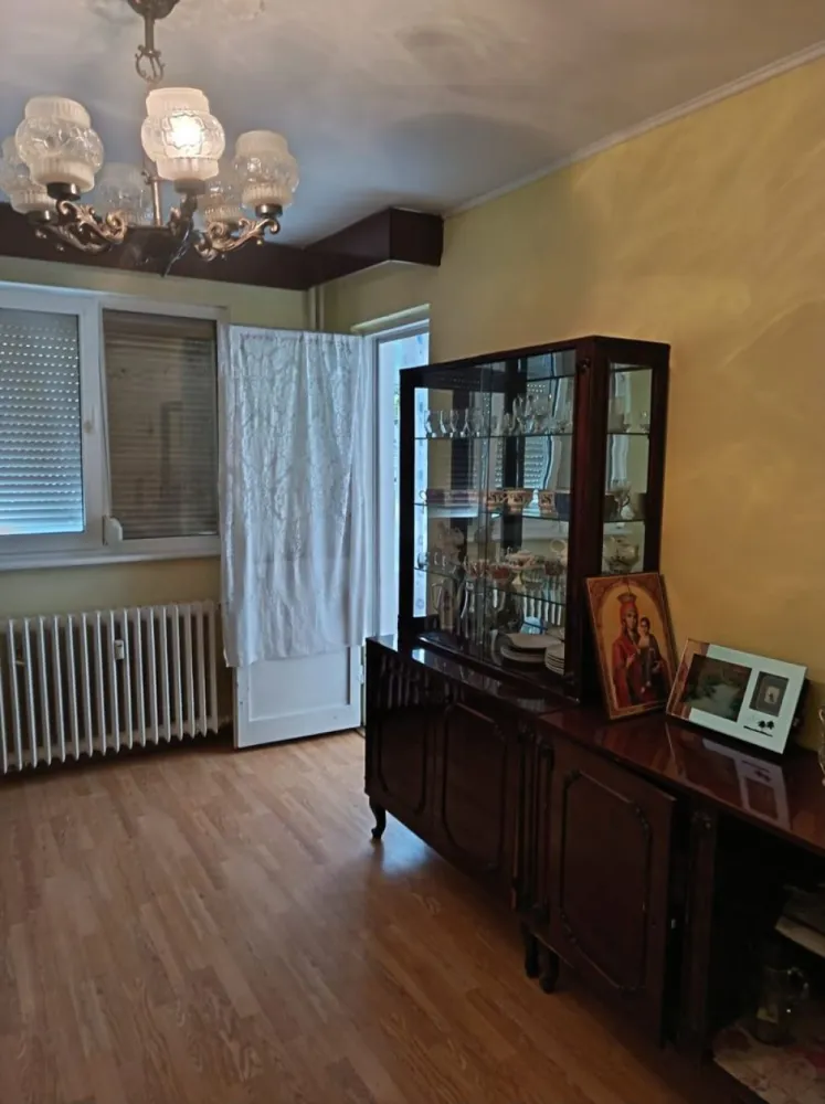 De vanzare apartament cu 2 camere, parter, micro 13 B, 54.000 euro - Se oferă spre vânzare un apartament cu 2 camere, situat în cartierul Micro 13B, la parter, ideal atât pentru locuit, cât și pentru investiție.
Locuința dispune de:
- geamuri termopan;
- geam la baie
- rulouri exterioare tip jaluzea, pentru confort și siguranță;
- beci spațios, de dimensiunea dormitorului, prevăzut cu 2 aerisiri;
- bucătărie mobilată – mobilierul rămâne inclus în preț.
Apartamentul este practic compartimentat, luminos și oferă acces facil către magazine, școli, mijloace de transport și alte puncte de interes.
Preț: 54.000 €. 
Pentru mai multe detalii sau programarea unei vizionări, mă puteți contacta la telefon 0741.030.291 Marilena, Agentia Imobiliara Mag Invest Galati.