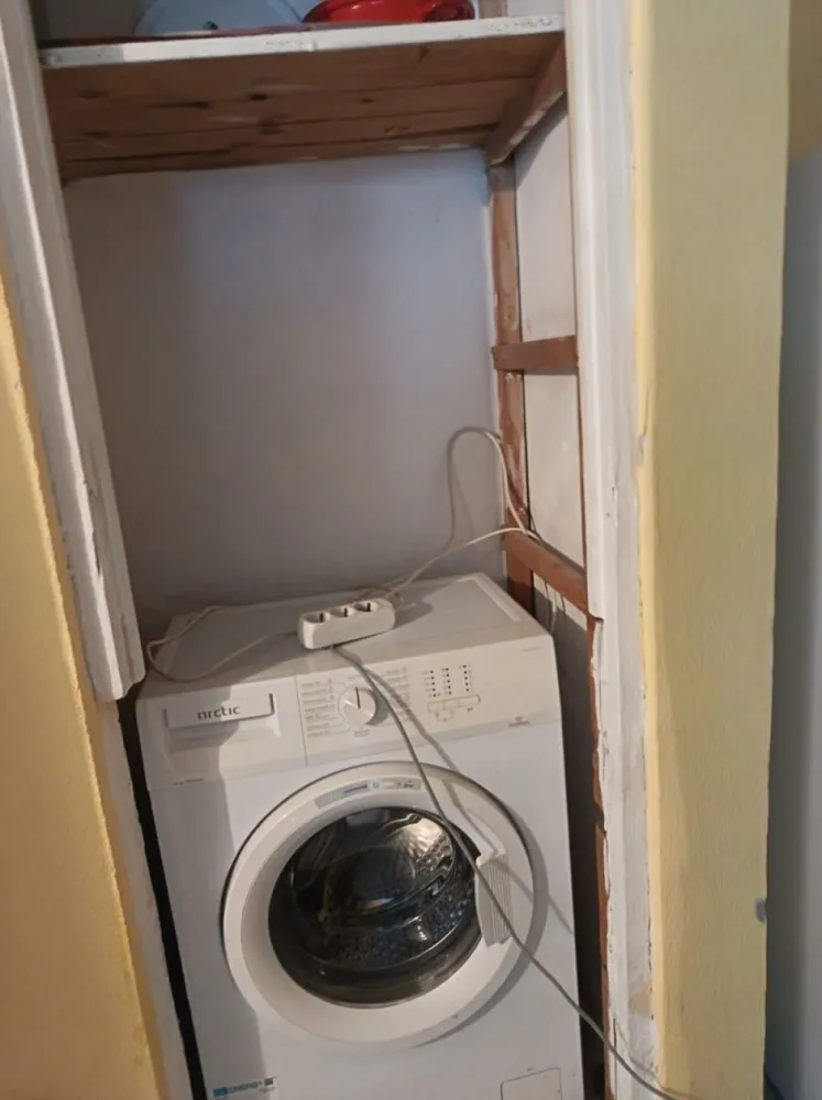 De vanzare apartament cu 2 camere, parter, micro 13 B, 54.000 euro - Se oferă spre vânzare un apartament cu 2 camere, situat în cartierul Micro 13B, la parter, ideal atât pentru locuit, cât și pentru investiție.
Locuința dispune de:
- geamuri termopan;
- geam la baie
- rulouri exterioare tip jaluzea, pentru confort și siguranță;
- beci spațios, de dimensiunea dormitorului, prevăzut cu 2 aerisiri;
- bucătărie mobilată – mobilierul rămâne inclus în preț.
Apartamentul este practic compartimentat, luminos și oferă acces facil către magazine, școli, mijloace de transport și alte puncte de interes.
Preț: 54.000 €. 
Pentru mai multe detalii sau programarea unei vizionări, mă puteți contacta la telefon 0741.030.291 Marilena, Agentia Imobiliara Mag Invest Galati.