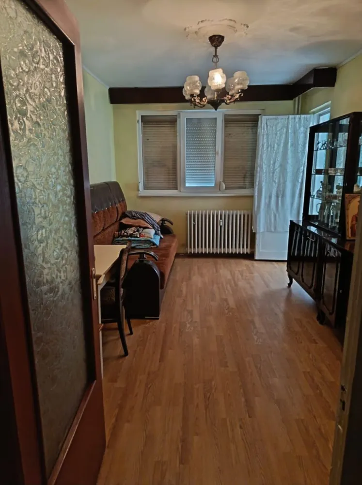 De vanzare apartament cu 2 camere, parter, micro 13 B, 54.000 euro - Se oferă spre vânzare un apartament cu 2 camere, situat în cartierul Micro 13B, la parter, ideal atât pentru locuit, cât și pentru investiție.
Locuința dispune de:
- geamuri termopan;
- geam la baie
- rulouri exterioare tip jaluzea, pentru confort și siguranță;
- beci spațios, de dimensiunea dormitorului, prevăzut cu 2 aerisiri;
- bucătărie mobilată – mobilierul rămâne inclus în preț.
Apartamentul este practic compartimentat, luminos și oferă acces facil către magazine, școli, mijloace de transport și alte puncte de interes.
Preț: 54.000 €. 
Pentru mai multe detalii sau programarea unei vizionări, mă puteți contacta la telefon 0741.030.291 Marilena, Agentia Imobiliara Mag Invest Galati.