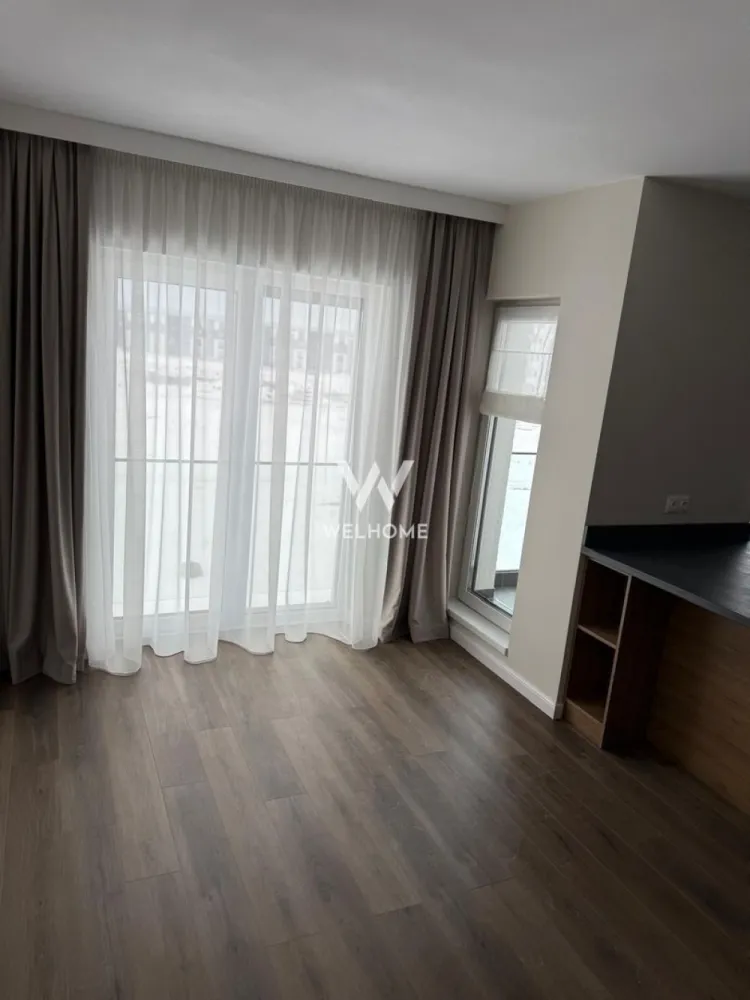 Apartament cu 3 camere LA CHEIE - Vă propunem spre vânzare un apartament cu 3 camere, modern și luminos, cu o suprafață utilă de 62 mp, completat de un balcon generos de 6,5 mp.
Apartamentul se predă la cheie și beneficiază de:
-mobilă de bucătărie realizată la comandă,
-electrocasnice incluse,
-perdele și draperii la comandă,
-obiecte sanitare montate,
-finisaje moderne și atent alese.

Compartimentarea este practică, cu spații aerisite și lumină naturală din plin, fiind ideal atât pentru o familie, cât și pentru investiție.

În preț este inclus și un loc de parcare.