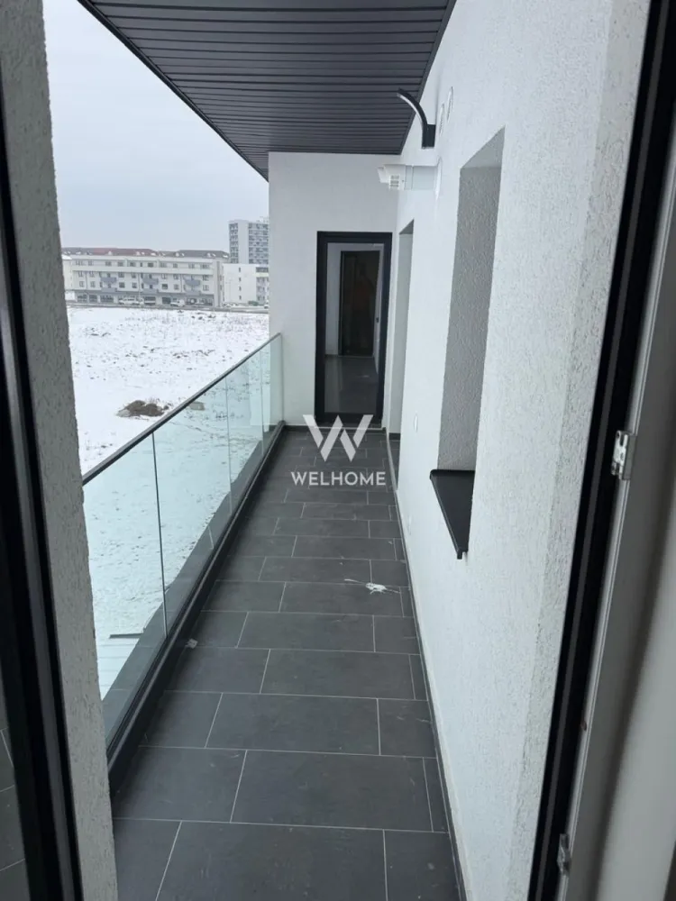 Apartament cu 3 camere LA CHEIE - Vă propunem spre vânzare un apartament cu 3 camere, modern și luminos, cu o suprafață utilă de 62 mp, completat de un balcon generos de 6,5 mp.
Apartamentul se predă la cheie și beneficiază de:
-mobilă de bucătărie realizată la comandă,
-electrocasnice incluse,
-perdele și draperii la comandă,
-obiecte sanitare montate,
-finisaje moderne și atent alese.

Compartimentarea este practică, cu spații aerisite și lumină naturală din plin, fiind ideal atât pentru o familie, cât și pentru investiție.

În preț este inclus și un loc de parcare.