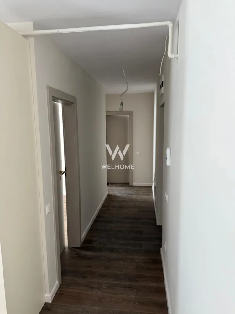 Apartament cu 3 camere LA CHEIE - Vă propunem spre vânzare un apartament cu 3 camere, modern și luminos, cu o suprafață utilă de 62 mp, completat de un balcon generos de 6,5 mp.
Apartamentul se predă la cheie și beneficiază de:
-mobilă de bucătărie realizată la comandă,
-electrocasnice incluse,
-perdele și draperii la comandă,
-obiecte sanitare montate,
-finisaje moderne și atent alese.

Compartimentarea este practică, cu spații aerisite și lumină naturală din plin, fiind ideal atât pentru o familie, cât și pentru investiție.

În preț este inclus și un loc de parcare.