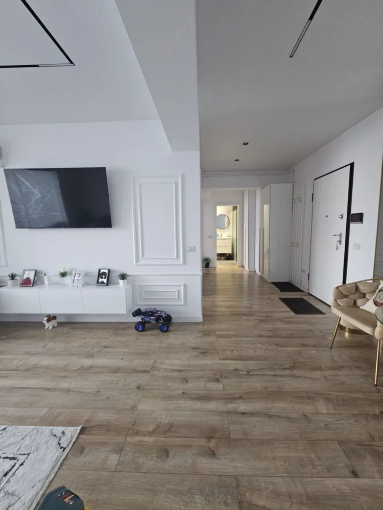 Apartament 2 camere, Flamingo Gării - Vă propunem spre vânzare un apartament premium cu 2 camere, situat într-o zonă accesibilă, în cadrul complexului rezidențial modern Flamingo Gării. Proprietatea impresionează prin finisaje de înaltă calitate, spațiu generos și dotări de top.

Detalii Tehnice și Compartimentare
Construcție nouă: Bloc finalizat recent, în anul 2025.
- Suprafață construită de 86 mp 
- Suprafață utilă de 71 mp
- Situat la etajul 4 al unui imobil cu 5 etaje (prevăzut cu lift modern).

Finisaje și Dotări Premium
Mobilier la comandă: Amenajat integral cu mobilier de calitate superioară, realizat la comandă de la Negro.
Mobilat și utilat LUX: Pregătit pentru mutare imediată, cu electrocasnice și piese de mobilier premium.
Confort termic: Sistem modern de încălzire în pardoseală, ideal pentru eficiență energetică și un plus de confort.

Facilități Complex și Siguranță
Siguranță maximă: Imobilul este supravegheat video 24/7.
Accesibilitate: Bloc dotat cu lift

Preț:
-145.000 € (se eliberează doar dormitorul, restul mobilierului rămâne).
-141.000 € (apartamentul se golește complet, rămâne doar bucătăria mobilată).