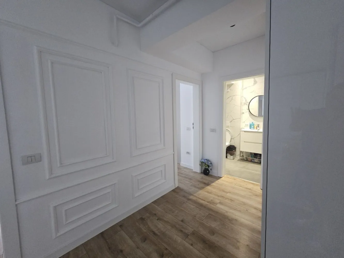 Apartament 2 camere, Flamingo Gării - Vă propunem spre vânzare un apartament premium cu 2 camere, situat într-o zonă accesibilă, în cadrul complexului rezidențial modern Flamingo Gării. Proprietatea impresionează prin finisaje de înaltă calitate, spațiu generos și dotări de top.

Detalii Tehnice și Compartimentare
Construcție nouă: Bloc finalizat recent, în anul 2025.
- Suprafață construită de 86 mp 
- Suprafață utilă de 71 mp
- Situat la etajul 4 al unui imobil cu 5 etaje (prevăzut cu lift modern).

Finisaje și Dotări Premium
Mobilier la comandă: Amenajat integral cu mobilier de calitate superioară, realizat la comandă de la Negro.
Mobilat și utilat LUX: Pregătit pentru mutare imediată, cu electrocasnice și piese de mobilier premium.
Confort termic: Sistem modern de încălzire în pardoseală, ideal pentru eficiență energetică și un plus de confort.

Facilități Complex și Siguranță
Siguranță maximă: Imobilul este supravegheat video 24/7.
Accesibilitate: Bloc dotat cu lift

Preț:
-145.000 € (se eliberează doar dormitorul, restul mobilierului rămâne).
-141.000 € (apartamentul se golește complet, rămâne doar bucătăria mobilată).