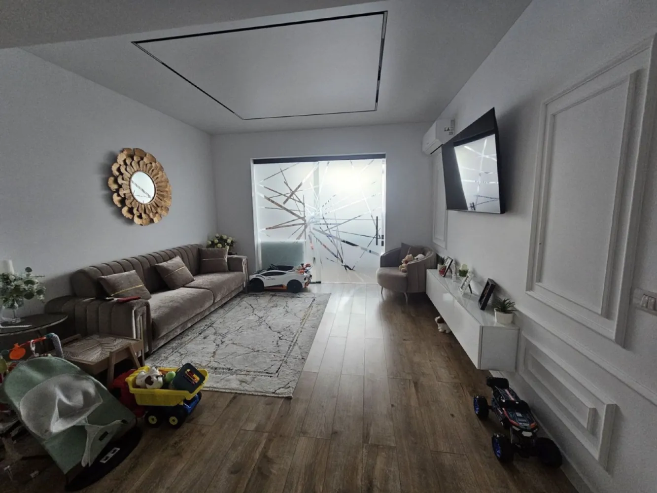 Apartament 2 camere, Flamingo Gării - Vă propunem spre vânzare un apartament premium cu 2 camere, situat într-o zonă accesibilă, în cadrul complexului rezidențial modern Flamingo Gării. Proprietatea impresionează prin finisaje de înaltă calitate, spațiu generos și dotări de top.

Detalii Tehnice și Compartimentare
Construcție nouă: Bloc finalizat recent, în anul 2025.
- Suprafață construită de 86 mp 
- Suprafață utilă de 71 mp
- Situat la etajul 4 al unui imobil cu 5 etaje (prevăzut cu lift modern).

Finisaje și Dotări Premium
Mobilier la comandă: Amenajat integral cu mobilier de calitate superioară, realizat la comandă de la Negro.
Mobilat și utilat LUX: Pregătit pentru mutare imediată, cu electrocasnice și piese de mobilier premium.
Confort termic: Sistem modern de încălzire în pardoseală, ideal pentru eficiență energetică și un plus de confort.

Facilități Complex și Siguranță
Siguranță maximă: Imobilul este supravegheat video 24/7.
Accesibilitate: Bloc dotat cu lift

Preț:
-145.000 € (se eliberează doar dormitorul, restul mobilierului rămâne).
-141.000 € (apartamentul se golește complet, rămâne doar bucătăria mobilată).