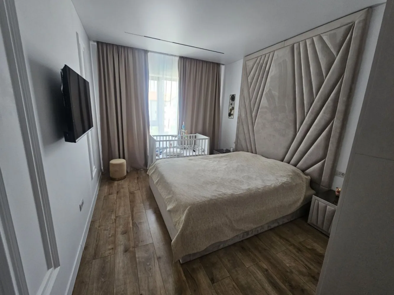 Apartament 2 camere, Flamingo Gării - Vă propunem spre vânzare un apartament premium cu 2 camere, situat într-o zonă accesibilă, în cadrul complexului rezidențial modern Flamingo Gării. Proprietatea impresionează prin finisaje de înaltă calitate, spațiu generos și dotări de top.

Detalii Tehnice și Compartimentare
Construcție nouă: Bloc finalizat recent, în anul 2025.
- Suprafață construită de 86 mp 
- Suprafață utilă de 71 mp
- Situat la etajul 4 al unui imobil cu 5 etaje (prevăzut cu lift modern).

Finisaje și Dotări Premium
Mobilier la comandă: Amenajat integral cu mobilier de calitate superioară, realizat la comandă de la Negro.
Mobilat și utilat LUX: Pregătit pentru mutare imediată, cu electrocasnice și piese de mobilier premium.
Confort termic: Sistem modern de încălzire în pardoseală, ideal pentru eficiență energetică și un plus de confort.

Facilități Complex și Siguranță
Siguranță maximă: Imobilul este supravegheat video 24/7.
Accesibilitate: Bloc dotat cu lift

Preț:
-145.000 € (se eliberează doar dormitorul, restul mobilierului rămâne).
-141.000 € (apartamentul se golește complet, rămâne doar bucătăria mobilată).