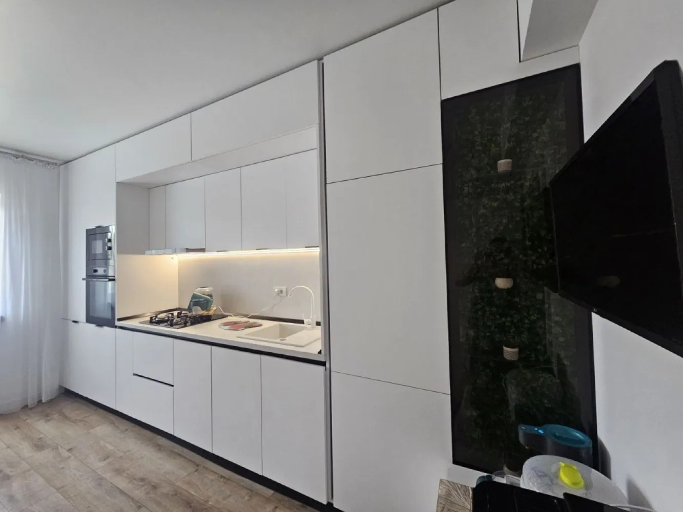 Apartament 2 camere, Flamingo Gării - Vă propunem spre vânzare un apartament premium cu 2 camere, situat într-o zonă accesibilă, în cadrul complexului rezidențial modern Flamingo Gării. Proprietatea impresionează prin finisaje de înaltă calitate, spațiu generos și dotări de top.

Detalii Tehnice și Compartimentare
Construcție nouă: Bloc finalizat recent, în anul 2025.
- Suprafață construită de 86 mp 
- Suprafață utilă de 71 mp
- Situat la etajul 4 al unui imobil cu 5 etaje (prevăzut cu lift modern).

Finisaje și Dotări Premium
Mobilier la comandă: Amenajat integral cu mobilier de calitate superioară, realizat la comandă de la Negro.
Mobilat și utilat LUX: Pregătit pentru mutare imediată, cu electrocasnice și piese de mobilier premium.
Confort termic: Sistem modern de încălzire în pardoseală, ideal pentru eficiență energetică și un plus de confort.

Facilități Complex și Siguranță
Siguranță maximă: Imobilul este supravegheat video 24/7.
Accesibilitate: Bloc dotat cu lift

Preț:
-145.000 € (se eliberează doar dormitorul, restul mobilierului rămâne).
-141.000 € (apartamentul se golește complet, rămâne doar bucătăria mobilată).