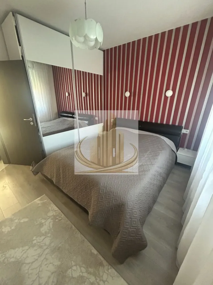 Ap 3 cam, etaj 1 | Dumbravita, zona Kaufland | Ideal pentru Investitie - Echipa Grand Mobilis Imobiliare vă propune spre vânzare un apartament modern cu 3 camere, semidecomandat, situat la etajul 1 al unui imobil amplasat într-o zonă foarte apreciată pentru accesibilitate și facilitățile aflate în imediata apropiere.

Apartamentul dispune de o suprafață totală de 56 mp și se remarcă prin compartimentarea eficientă, spațiile bine organizate și atmosfera primitoare, fiind ideal atât pentru locuit, cât și pentru investiție.

Locuința beneficiază de finisaje moderne și de un ambient plăcut și luminos, oferind confortul necesar pentru un stil de viață practic și relaxat. Compartimentarea este gândită astfel încât fiecare spațiu să fie valorificat eficient, ceea ce transformă apartamentul într-o alegere excelentă pentru o familie, un cuplu sau chiar pentru închiriere.

De asemenea, proprietatea beneficiază și de o cotă parte din spațiul verde al ansamblului rezidențial, un avantaj important pentru familiile cu copii, oferind un loc ideal pentru joacă și petrecerea timpului în aer liber într-un mediu liniștit și sigur.

Unul dintre cele mai importante avantaje ale proprietății îl reprezintă poziționarea excelentă, apartamentul fiind situat la doar câteva minute de mers pe jos de Kaufland și având acces rapid către principalele puncte de interes ale orașului.

În imediata apropiere regăsim:

mijloace de transport în comun;
școală și grădiniță;
supermarketuri și magazine;
restaurante și cafenele;
patiseria Forpin;
săli de fitness și alte facilități urbane.

Datorită poziției excelente, finisajelor moderne și compartimentării eficiente, proprietatea este ideală pentru o familie care își dorește confort și accesibilitate, dar și pentru investiție, apartamentul beneficiind de un randament foarte bun la închiriere datorită cererii ridicate din zonă.

Preț: 130.000 Euro

O proprietate care îmbină perfect confortul unui cămin modern și bine organizat cu avantajele unei locații excelent conectate. 
Pentru mai multe detali sau programarea unei vizionari, echipa Grand Mobilis Imobiliare va sta la dispozitie! 
ID Intern: CP3120755