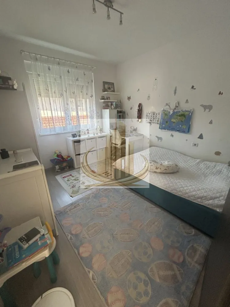 Ap 3 cam, etaj 1 | Dumbravita, zona Kaufland | Ideal pentru Investitie - Echipa Grand Mobilis Imobiliare vă propune spre vânzare un apartament modern cu 3 camere, semidecomandat, situat la etajul 1 al unui imobil amplasat într-o zonă foarte apreciată pentru accesibilitate și facilitățile aflate în imediata apropiere.

Apartamentul dispune de o suprafață totală de 56 mp și se remarcă prin compartimentarea eficientă, spațiile bine organizate și atmosfera primitoare, fiind ideal atât pentru locuit, cât și pentru investiție.

Locuința beneficiază de finisaje moderne și de un ambient plăcut și luminos, oferind confortul necesar pentru un stil de viață practic și relaxat. Compartimentarea este gândită astfel încât fiecare spațiu să fie valorificat eficient, ceea ce transformă apartamentul într-o alegere excelentă pentru o familie, un cuplu sau chiar pentru închiriere.

De asemenea, proprietatea beneficiază și de o cotă parte din spațiul verde al ansamblului rezidențial, un avantaj important pentru familiile cu copii, oferind un loc ideal pentru joacă și petrecerea timpului în aer liber într-un mediu liniștit și sigur.

Unul dintre cele mai importante avantaje ale proprietății îl reprezintă poziționarea excelentă, apartamentul fiind situat la doar câteva minute de mers pe jos de Kaufland și având acces rapid către principalele puncte de interes ale orașului.

În imediata apropiere regăsim:

mijloace de transport în comun;
școală și grădiniță;
supermarketuri și magazine;
restaurante și cafenele;
patiseria Forpin;
săli de fitness și alte facilități urbane.

Datorită poziției excelente, finisajelor moderne și compartimentării eficiente, proprietatea este ideală pentru o familie care își dorește confort și accesibilitate, dar și pentru investiție, apartamentul beneficiind de un randament foarte bun la închiriere datorită cererii ridicate din zonă.

Preț: 130.000 Euro

O proprietate care îmbină perfect confortul unui cămin modern și bine organizat cu avantajele unei locații excelent conectate. 
Pentru mai multe detali sau programarea unei vizionari, echipa Grand Mobilis Imobiliare va sta la dispozitie! 
ID Intern: CP3120755