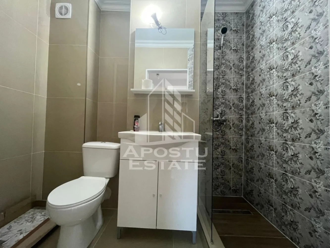 Apartament cu 2 camere, decomandat, renovat, zona Dambovita - APOSTU ESTATE va ofera spre vanzare un apartament 2 camere, decomandat, situat in zona Dambovita.
Acest apartament cu o suprafata de 45+ balcon mp dispune de urmatoarele facilitati si este compartimentata astfel:
- Hol de acces;
- Bucatarie spatioasa, cu loc de luat masa;
- Sufragerie luminoasa cu acces la balcon inchis;
- Dormitor;
- Baie dotata cu dus walk-in

Proprietarul a renovat complet apartamentul si se vinde nemobilat.Apartamentul are proiectul de gaz facut si teava trasa in bucatarie, trebuie doar montata centrala. Imobilul se bucura de o pozitionare privilegiata, oferind acces rapid la diverse puncte de interes din zona:
- Shoping city ;
- Centrul orasului;
- Statii de transport in comun;
- Supermarketuri precum Kaufland si Lidl;
- Sala de fitness Friends Arena.

Va invitam cu drag sa programati o vizionare pentru a aprecia personal toate facilitatile si avantajele acestui imobil.