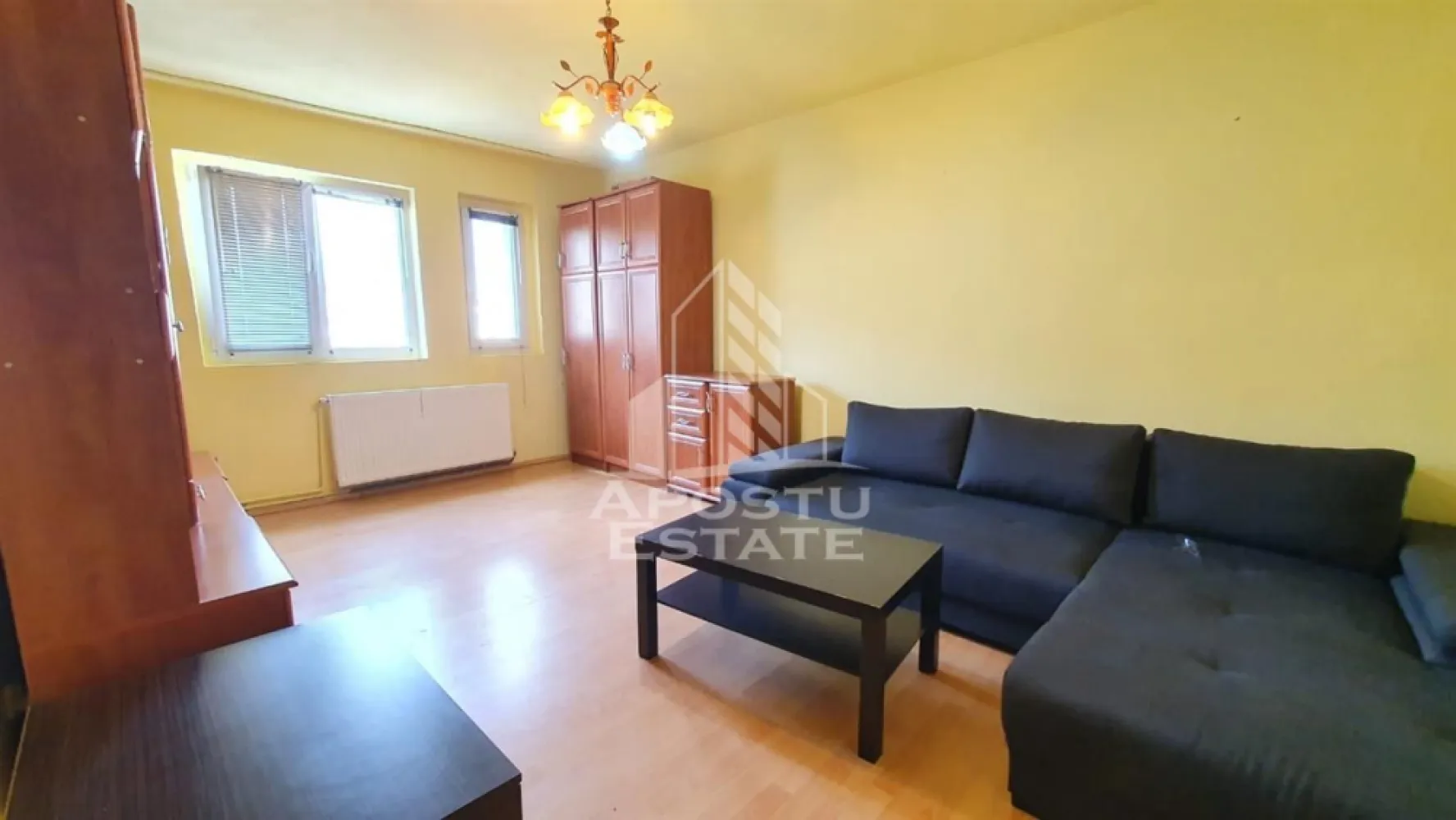 Apartament cu 3 camere, decomandat, etaj intermediar, Freidorf - APOSTU ESTATE va propune spre vanzare un apartament cu 3 camere decomandat complet mobilat si utilat situat in Freidorf in imediata apropriere de Parcul Petofi.
In apropiere avem magazine si supermarket-uri precum LIDl Carrefour scoala la 2 minute de mers pe jos acces facil la mijlloace de transport in comun.
Apartamentul se inchireaza complet mobilat si utilat.
Imobilul este situat la etaju 3 din 4 si are 70 mp utili.
Compartimentare:
- hol acces.
- bucatarie.
- living.
- 2 dormitoare.
- baie cu cada
Detalii:
- centrala proprie.
- electrocasnice:frigider plita pe gaz cuptor electric masina de spalat rufe.
- in imediata apropriere se regasesc locuri de parcare in strada.
In apropiere avem magazine si supermarket-uri precum LIDl Carrefour scoala la 2 minute de mers pe jos acces facil la mijlloace de transport in comun.

Utilitati complete: curent apa de la retea canalizare gaz internet prin fibra optica cablu Tv.
Pentru mai multe detalii nu ezitati sa ne contactati!
Va asteptam cu drag la o vizionare chiar astazi!
CP2884240