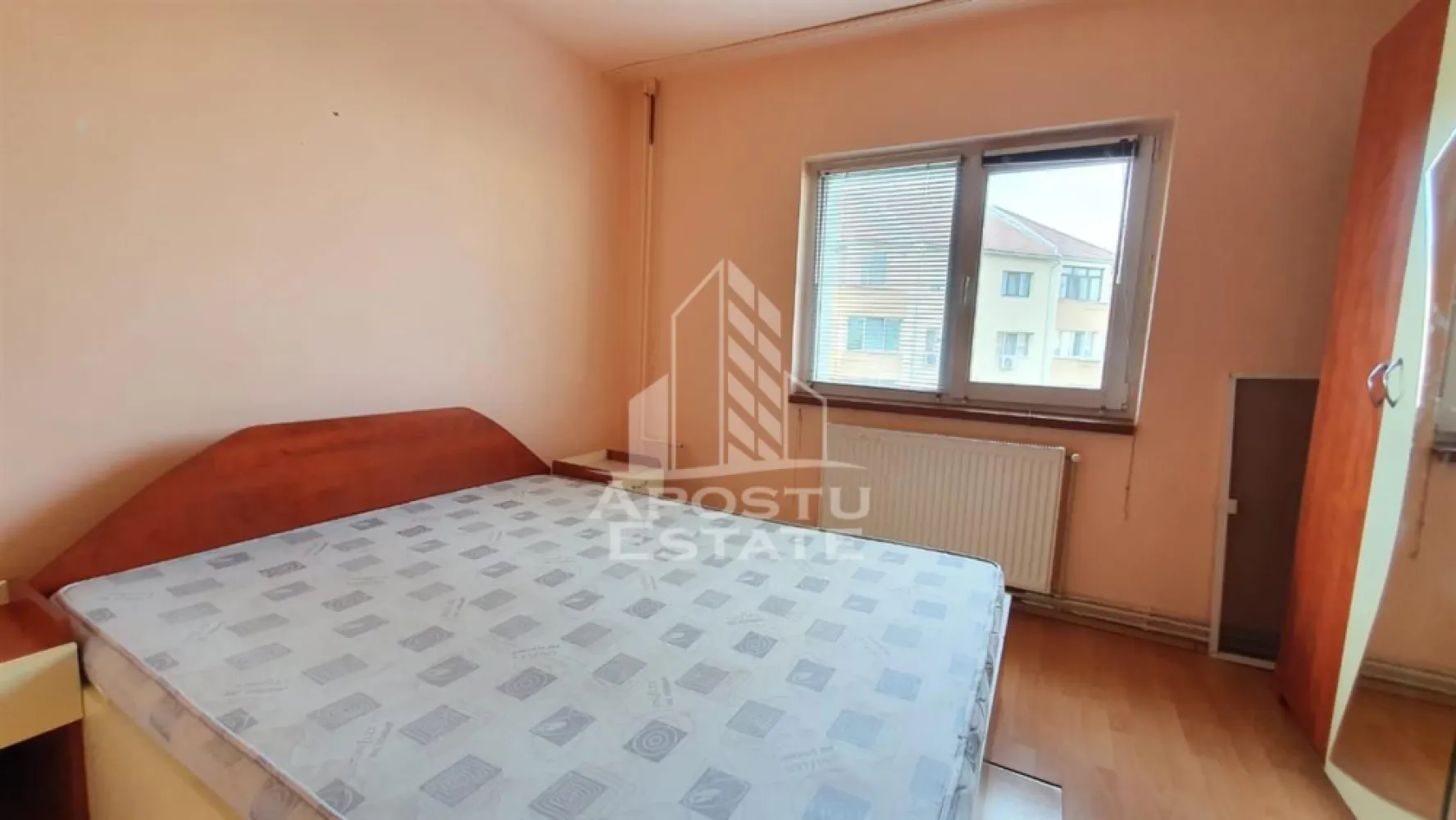 Apartament cu 3 camere, decomandat, etaj intermediar, Freidorf - APOSTU ESTATE va propune spre vanzare un apartament cu 3 camere decomandat complet mobilat si utilat situat in Freidorf in imediata apropriere de Parcul Petofi.
In apropiere avem magazine si supermarket-uri precum LIDl Carrefour scoala la 2 minute de mers pe jos acces facil la mijlloace de transport in comun.
Apartamentul se inchireaza complet mobilat si utilat.
Imobilul este situat la etaju 3 din 4 si are 70 mp utili.
Compartimentare:
- hol acces.
- bucatarie.
- living.
- 2 dormitoare.
- baie cu cada
Detalii:
- centrala proprie.
- electrocasnice:frigider plita pe gaz cuptor electric masina de spalat rufe.
- in imediata apropriere se regasesc locuri de parcare in strada.
In apropiere avem magazine si supermarket-uri precum LIDl Carrefour scoala la 2 minute de mers pe jos acces facil la mijlloace de transport in comun.

Utilitati complete: curent apa de la retea canalizare gaz internet prin fibra optica cablu Tv.
Pentru mai multe detalii nu ezitati sa ne contactati!
Va asteptam cu drag la o vizionare chiar astazi!
CP2884240